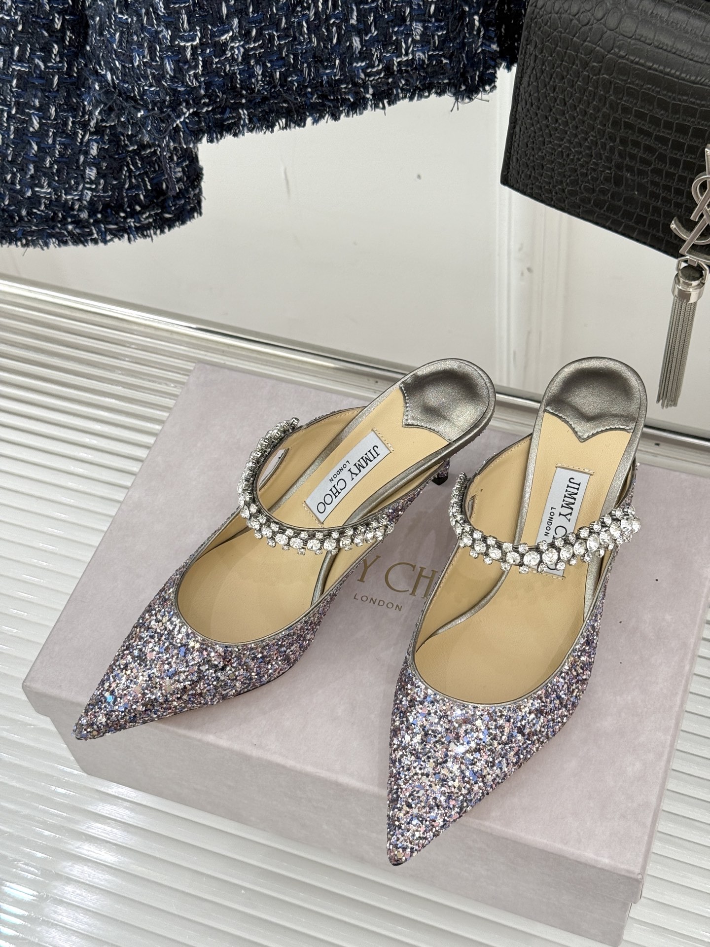 
Jimmy Choo/吉米周经典钻石链条
亮片尖头高跟拖鞋
超绝的水晶鞋 美到移不开视线
鞋型做的非常