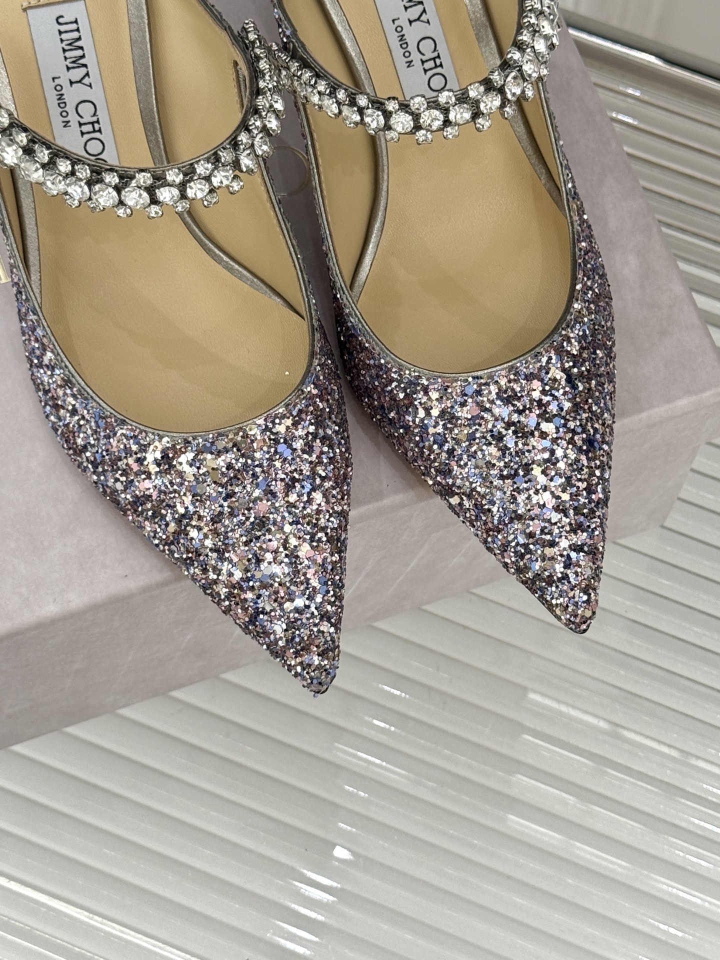 
Jimmy Choo/吉米周经典钻石链条
亮片尖头高跟拖鞋
超绝的水晶鞋 美到移不开视线
鞋型做的非常
