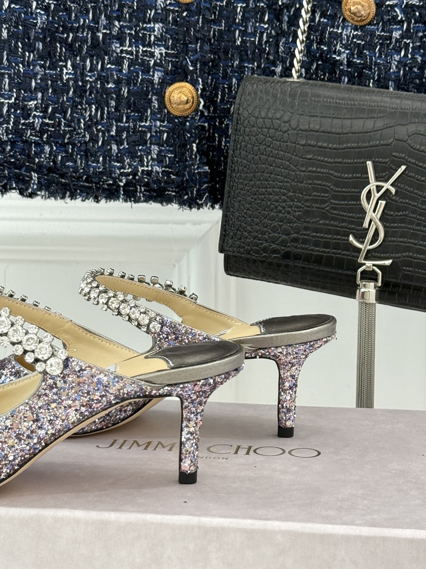 
Jimmy Choo/吉米周经典钻石链条
亮片尖头高跟拖鞋
超绝的水晶鞋 美到移不开视线
鞋型做的非常