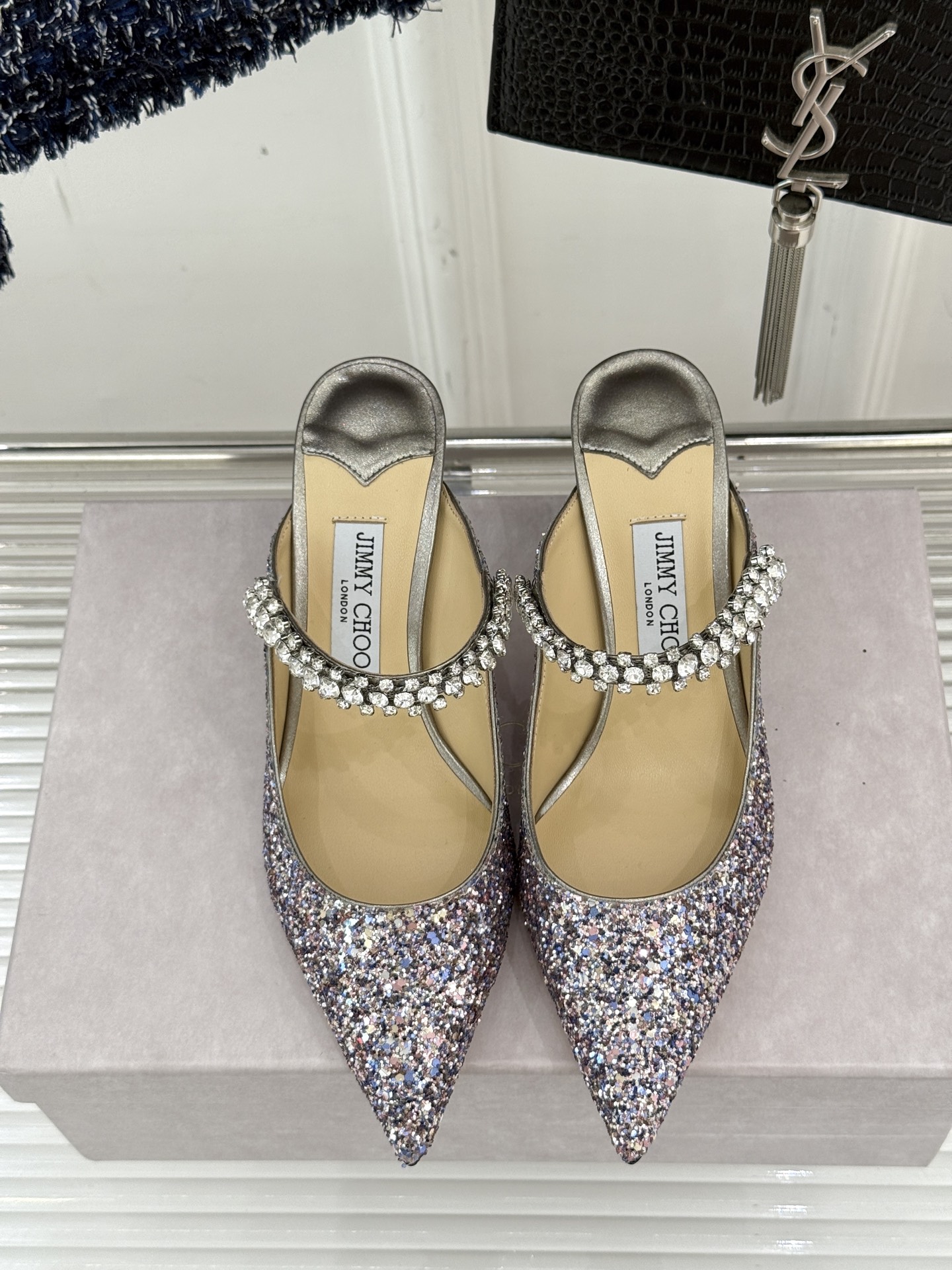 
Jimmy Choo/吉米周经典钻石链条
亮片尖头高跟拖鞋
超绝的水晶鞋 美到移不开视线
鞋型做的非常