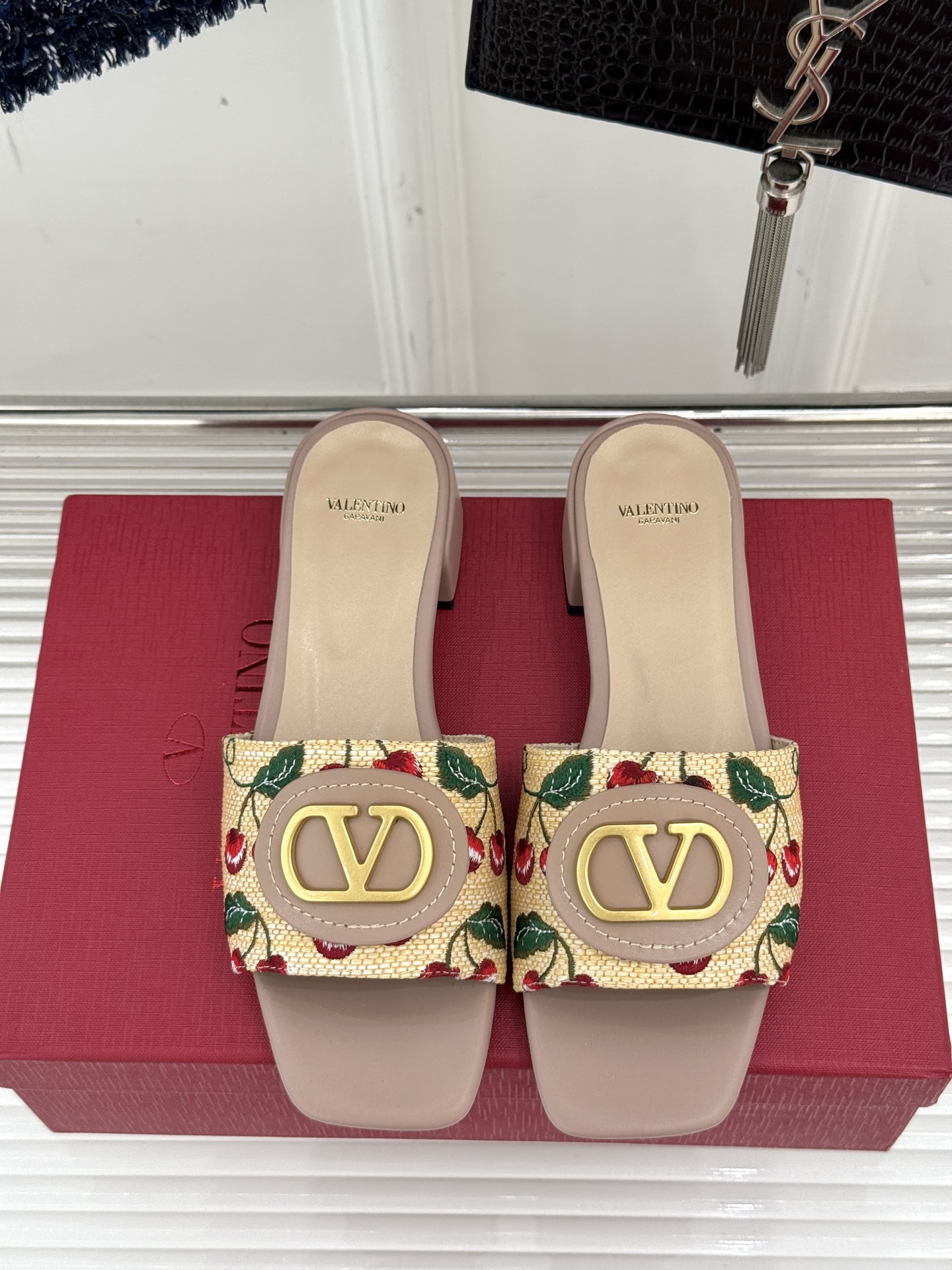 
Valentin｜华伦天伦25s春夏
新品大V 扣樱桃系列拖鞋🍒
夏天必不可少一双好看的拖鞋
这双刺绣