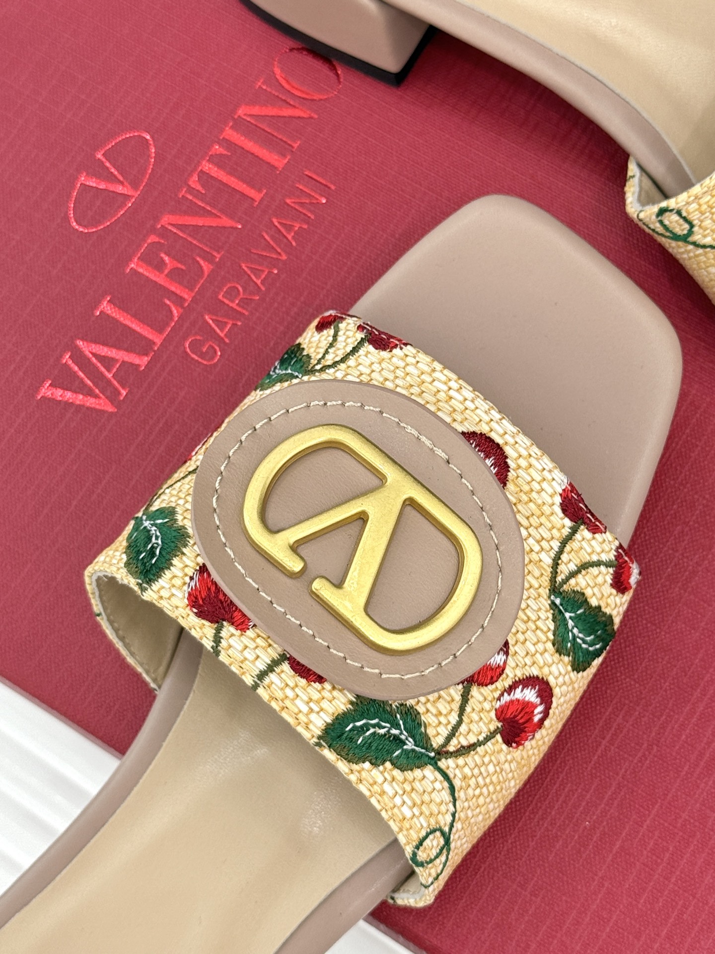 
Valentin｜华伦天伦25s春夏
新品大V 扣樱桃系列拖鞋🍒
夏天必不可少一双好看的拖鞋
这双刺绣