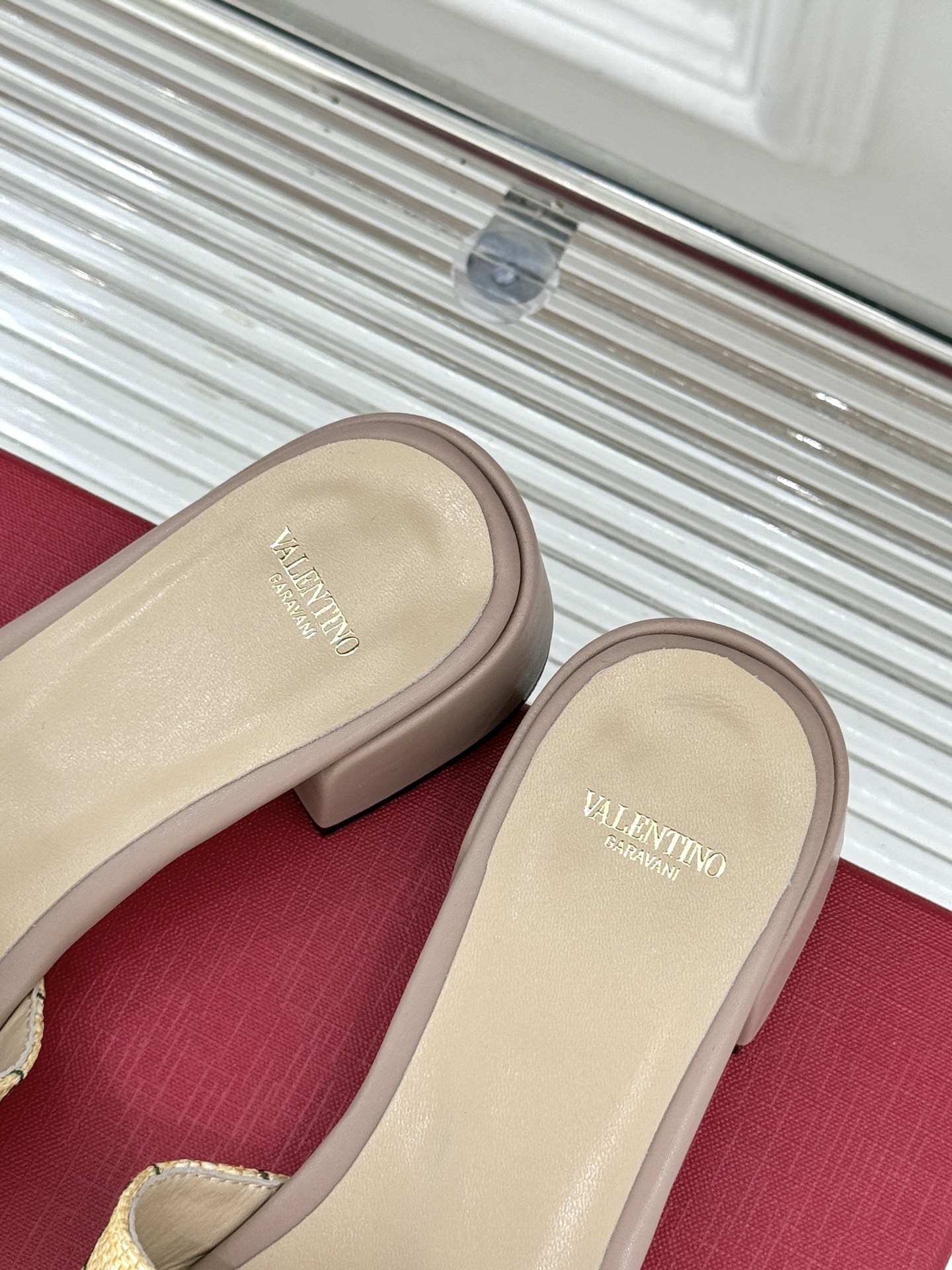 
Valentin｜华伦天伦25s春夏
新品大V 扣樱桃系列拖鞋🍒
夏天必不可少一双好看的拖鞋
这双刺绣