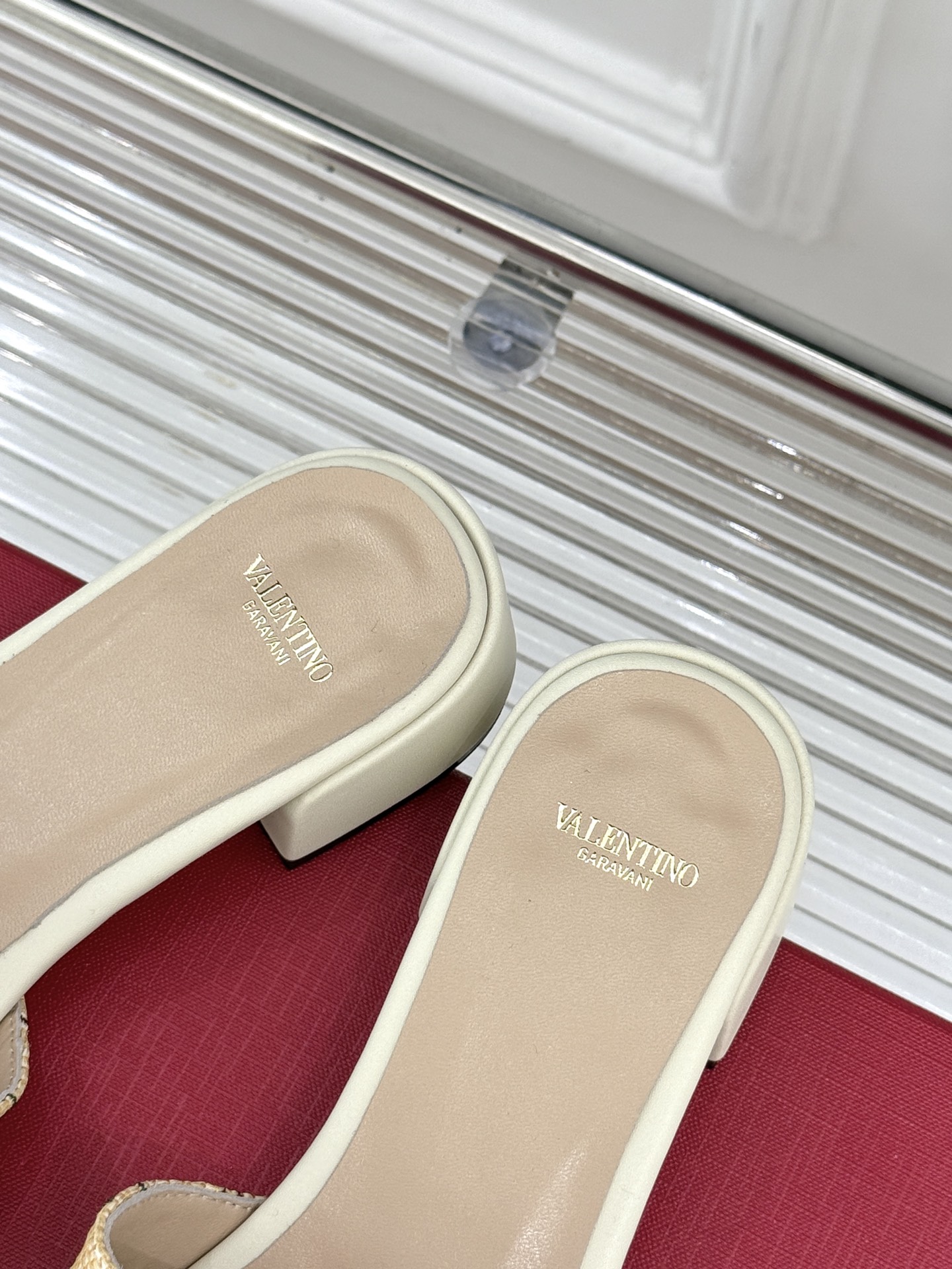 
Valentin｜华伦天伦25s春夏
新品大V 扣樱桃系列拖鞋🍒
夏天必不可少一双好看的拖鞋
这双刺绣