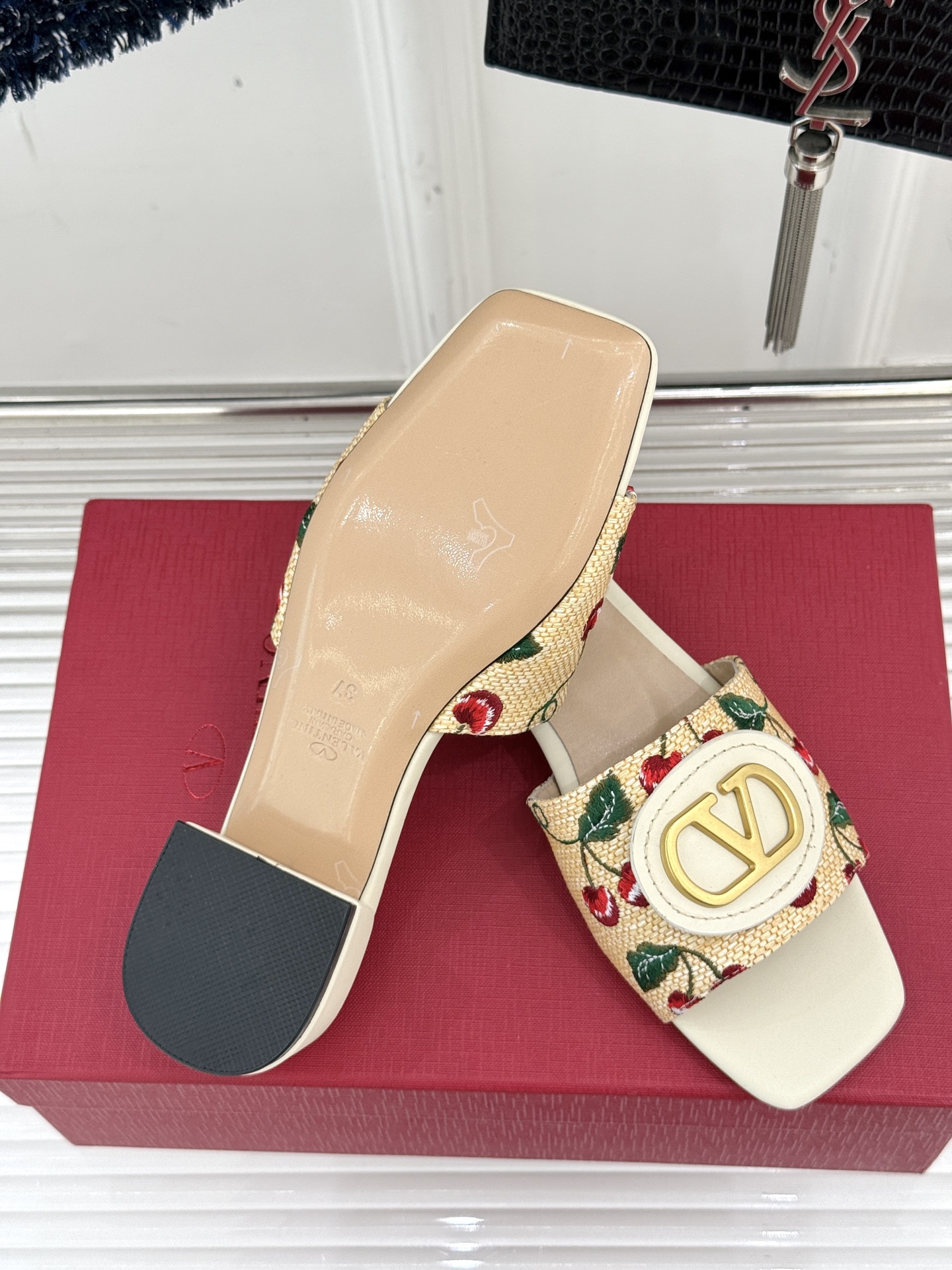 
Valentin｜华伦天伦25s春夏
新品大V 扣樱桃系列拖鞋🍒
夏天必不可少一双好看的拖鞋
这双刺绣