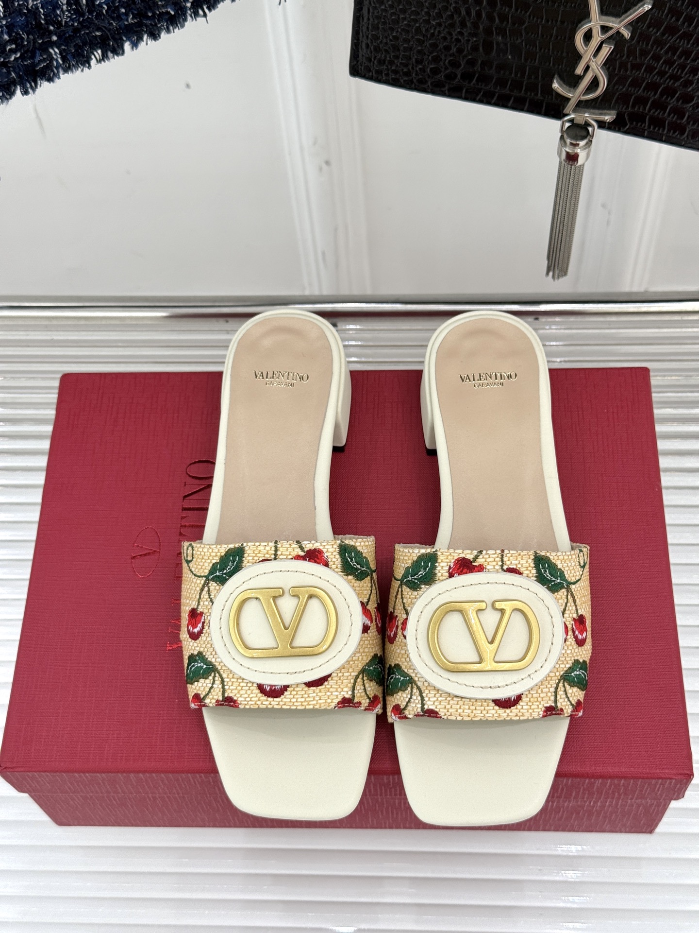 
Valentin｜华伦天伦25s春夏
新品大V 扣樱桃系列拖鞋🍒
夏天必不可少一双好看的拖鞋
这双刺绣