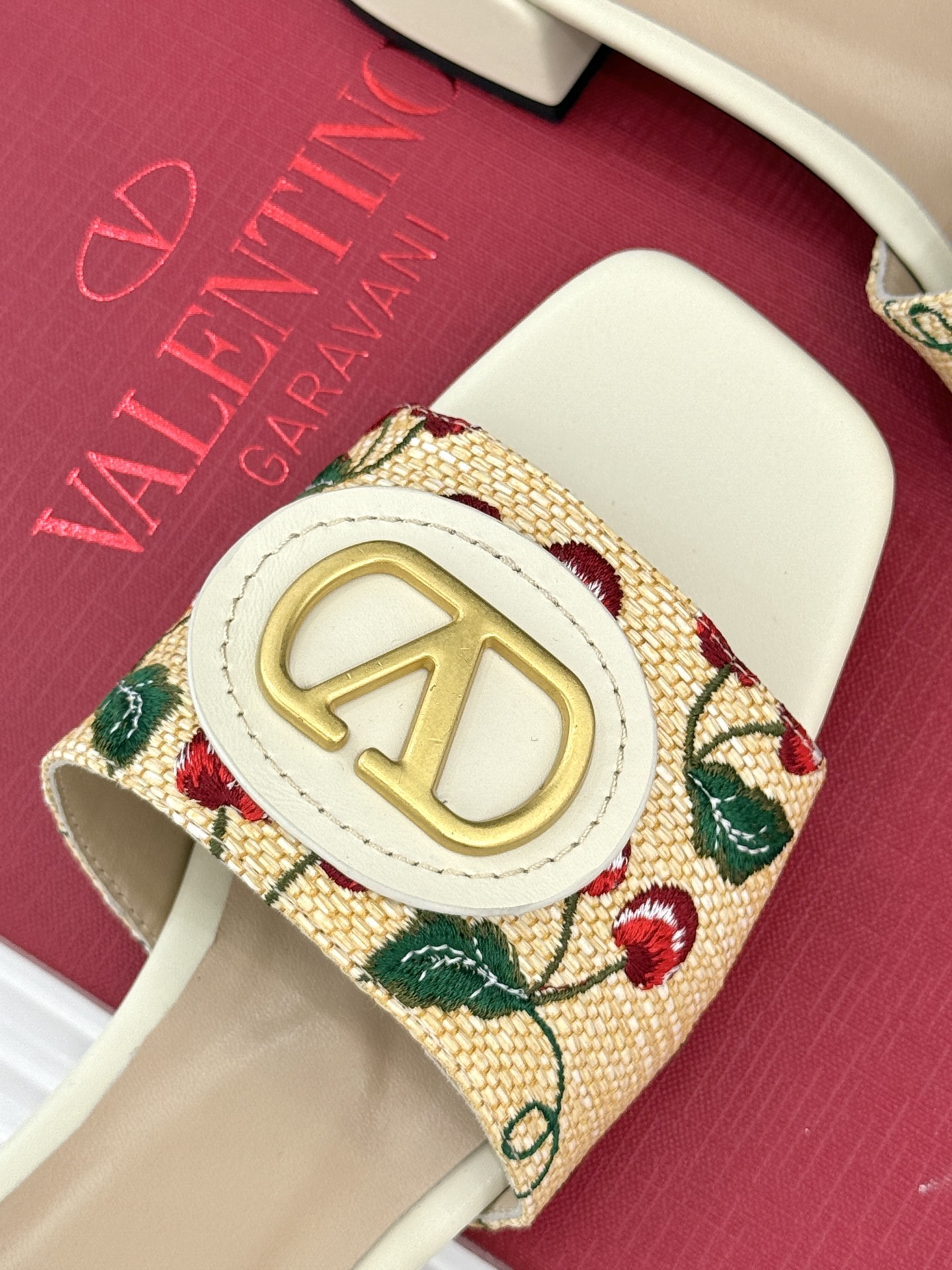 
Valentin｜华伦天伦25s春夏
新品大V 扣樱桃系列拖鞋🍒
夏天必不可少一双好看的拖鞋
这双刺绣