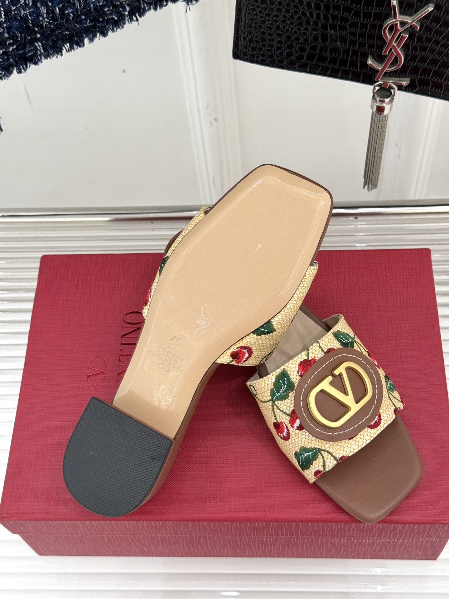 
Valentin｜华伦天伦25s春夏
新品大V 扣樱桃系列拖鞋🍒
夏天必不可少一双好看的拖鞋
这双刺绣