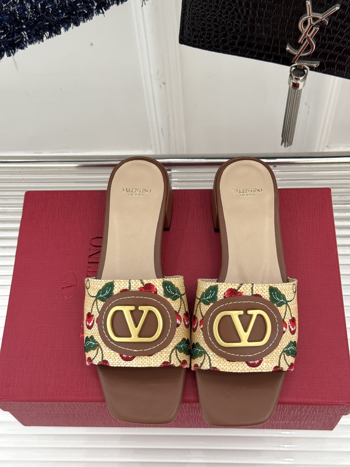 
Valentin｜华伦天伦25s春夏
新品大V 扣樱桃系列拖鞋🍒
夏天必不可少一双好看的拖鞋
这双刺绣