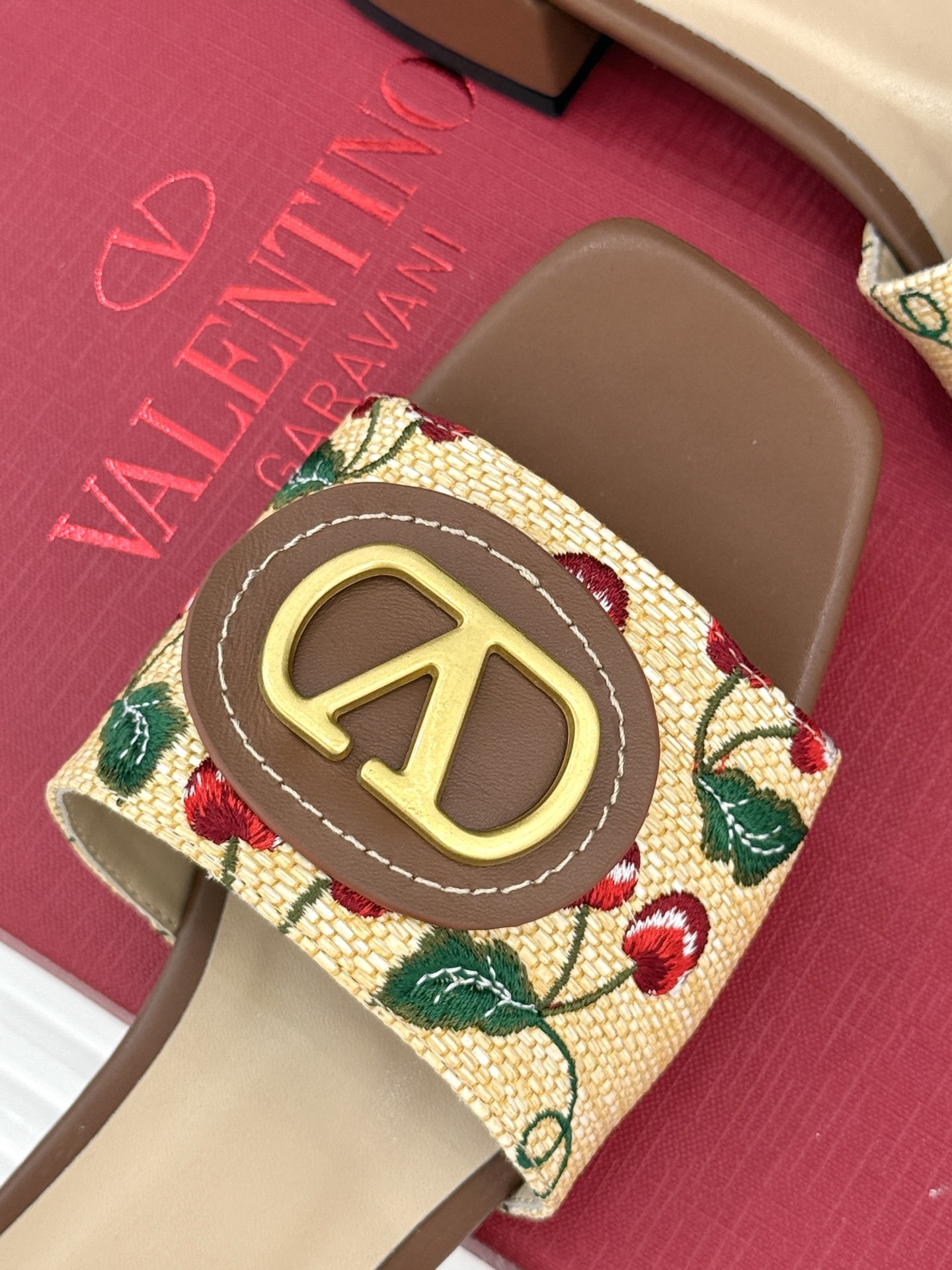 
Valentin｜华伦天伦25s春夏
新品大V 扣樱桃系列拖鞋🍒
夏天必不可少一双好看的拖鞋
这双刺绣