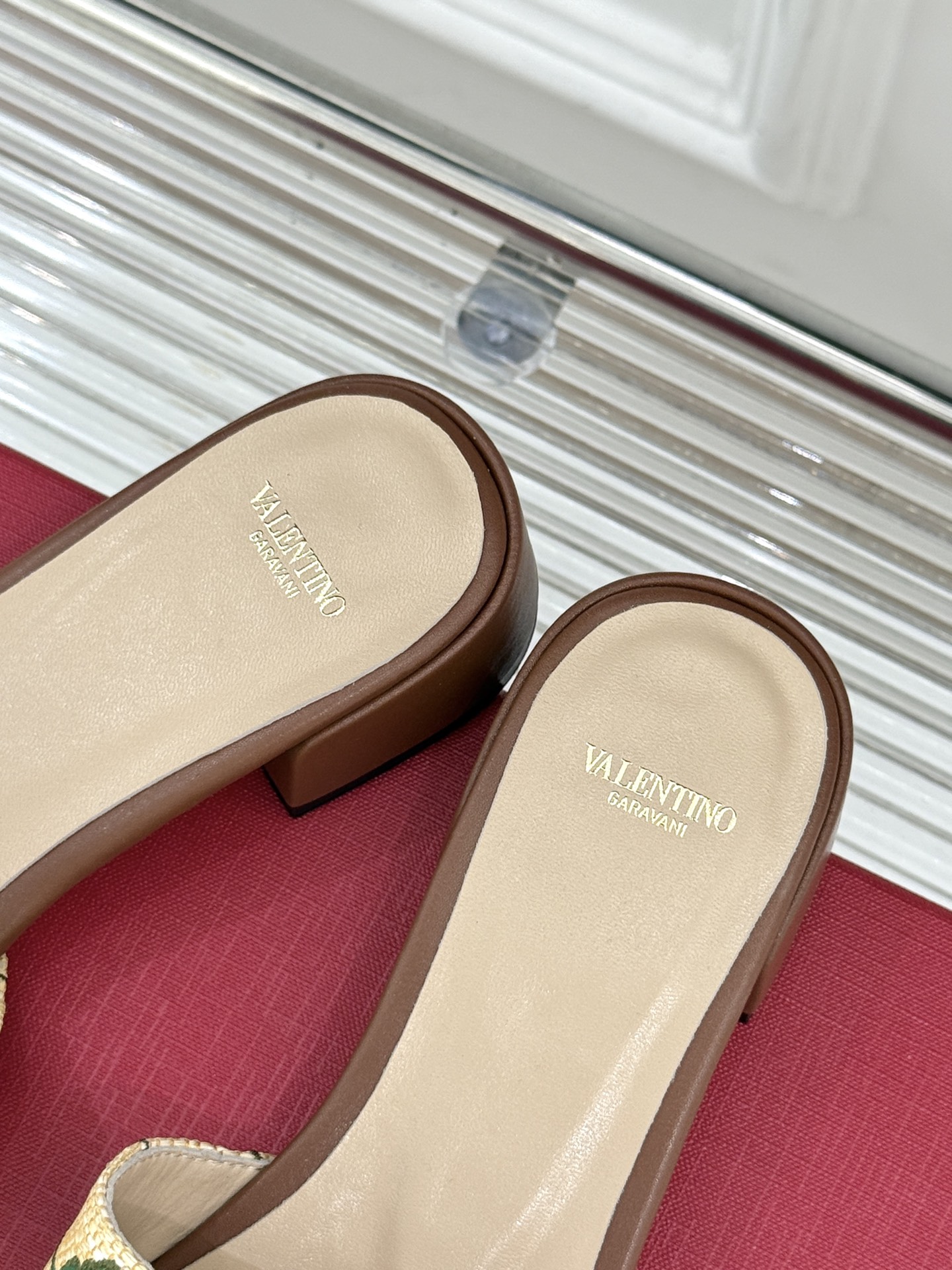 
Valentin｜华伦天伦25s春夏
新品大V 扣樱桃系列拖鞋🍒
夏天必不可少一双好看的拖鞋
这双刺绣