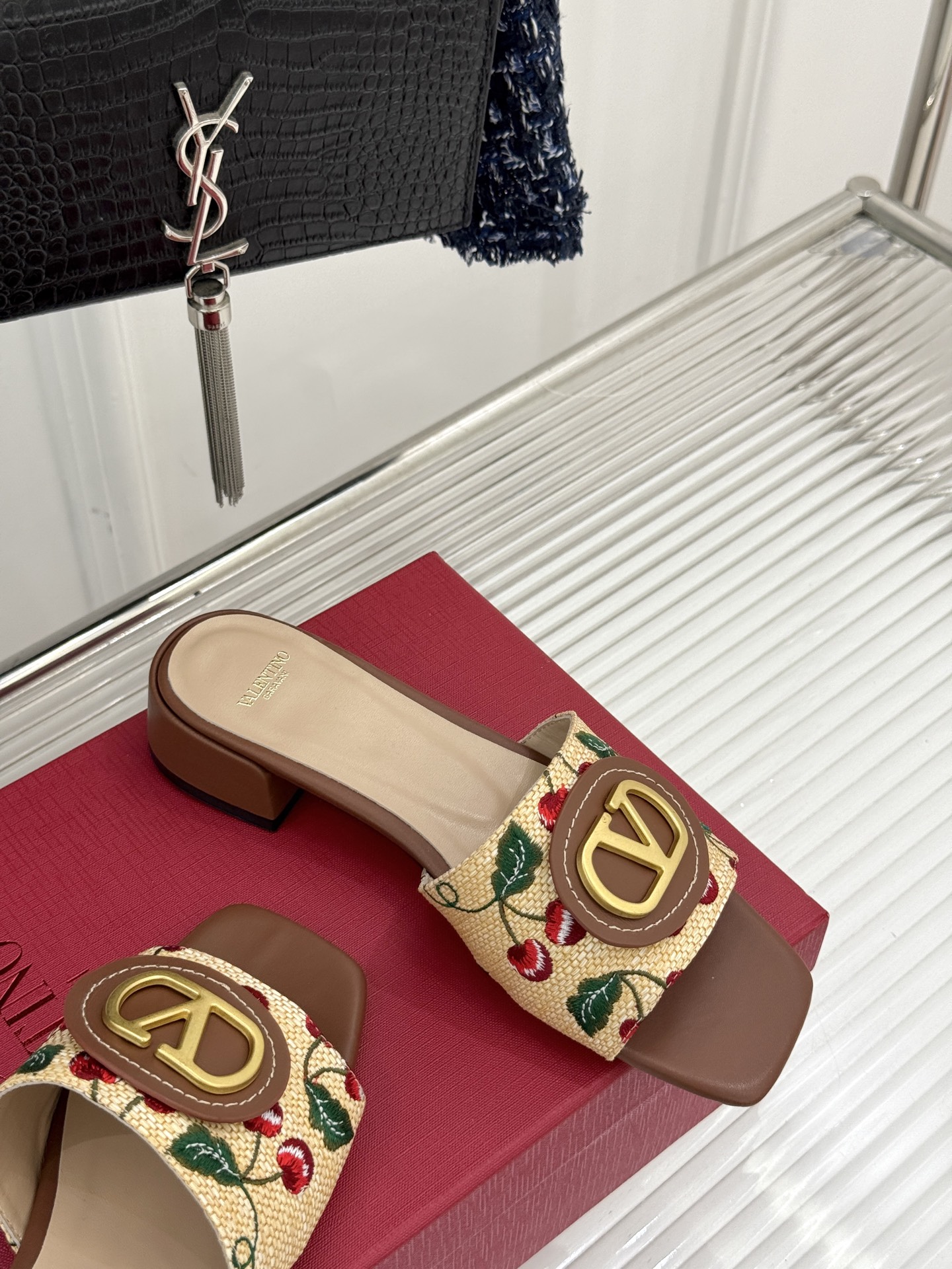 
Valentin｜华伦天伦25s春夏
新品大V 扣樱桃系列拖鞋🍒
夏天必不可少一双好看的拖鞋
这双刺绣