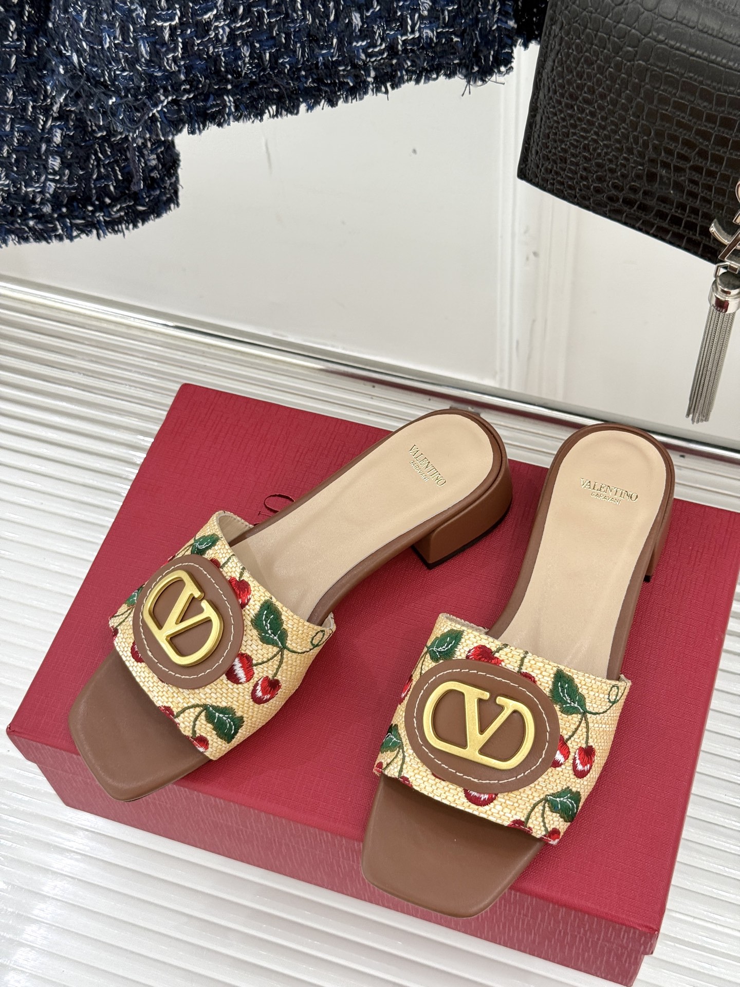 
Valentin｜华伦天伦25s春夏
新品大V 扣樱桃系列拖鞋🍒
夏天必不可少一双好看的拖鞋
这双刺绣