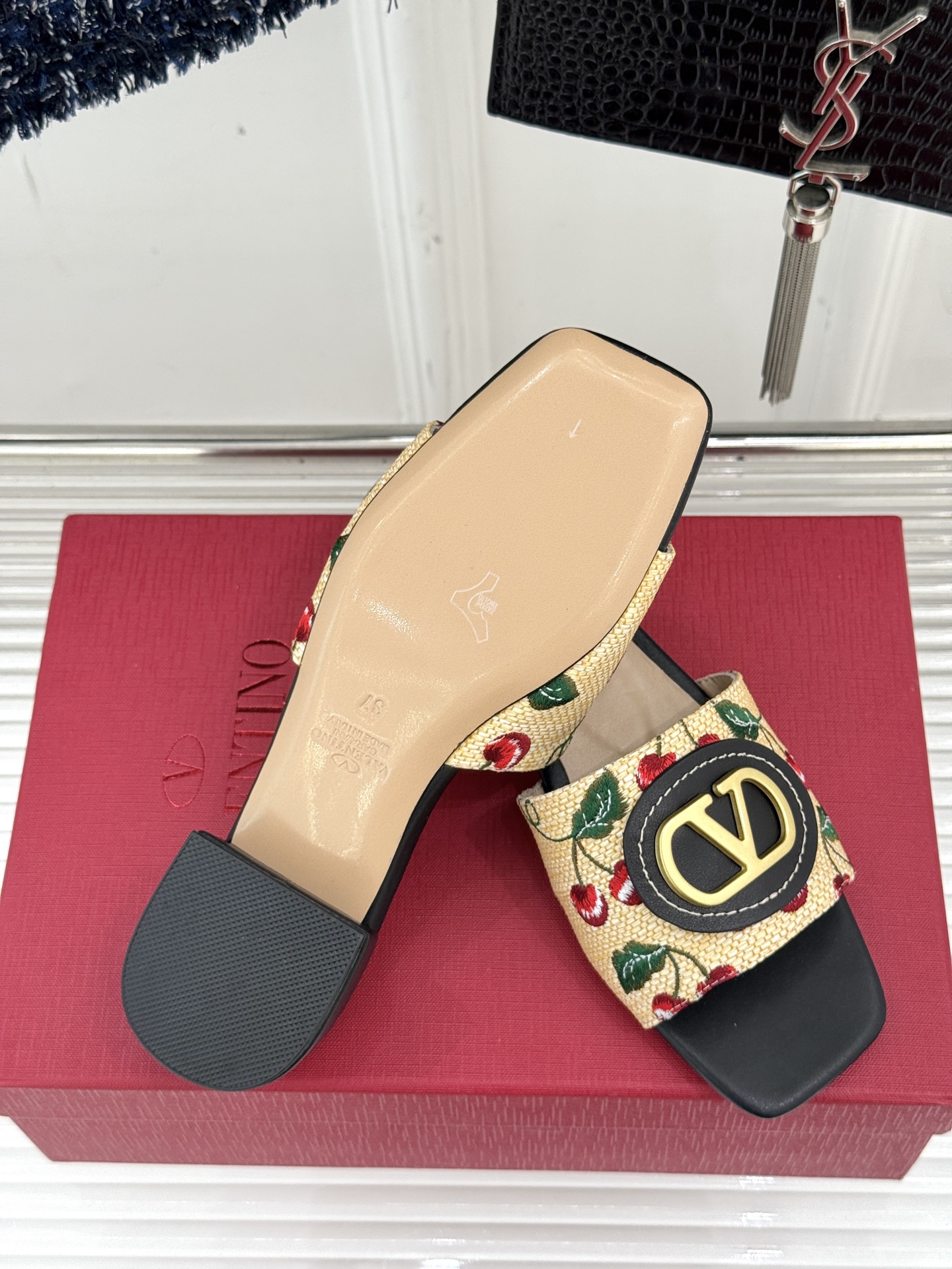 
Valentin｜华伦天伦25s春夏
新品大V 扣樱桃系列拖鞋🍒
夏天必不可少一双好看的拖鞋
这双刺绣