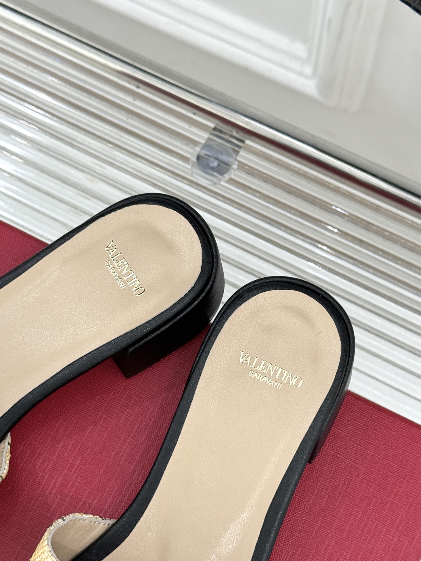 
Valentin｜华伦天伦25s春夏
新品大V 扣樱桃系列拖鞋🍒
夏天必不可少一双好看的拖鞋
这双刺绣