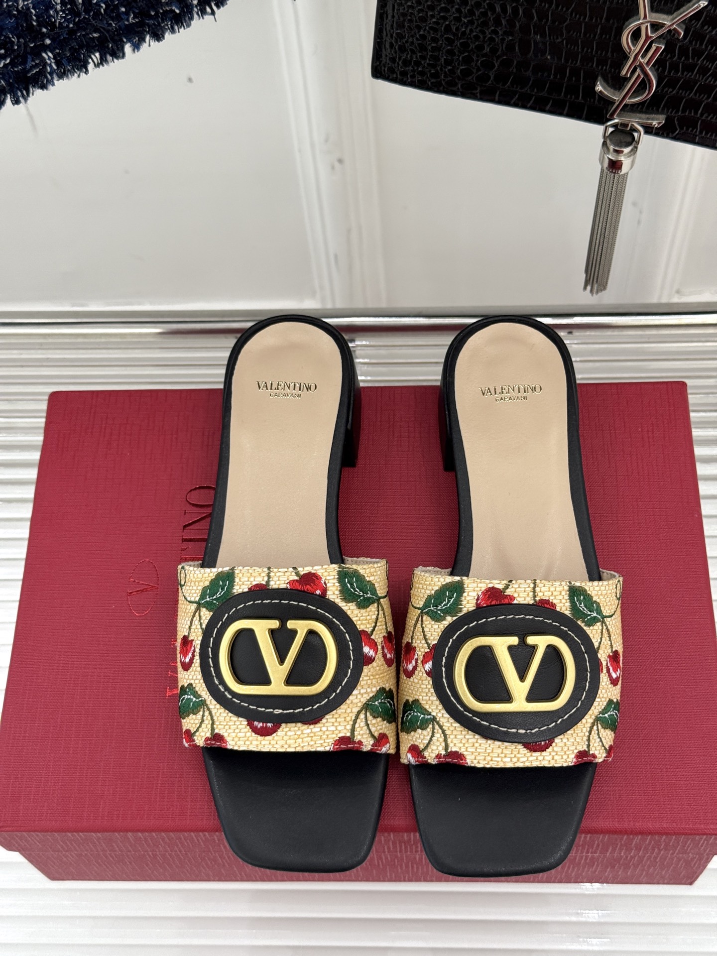
Valentin｜华伦天伦25s春夏
新品大V 扣樱桃系列拖鞋🍒
夏天必不可少一双好看的拖鞋
这双刺绣