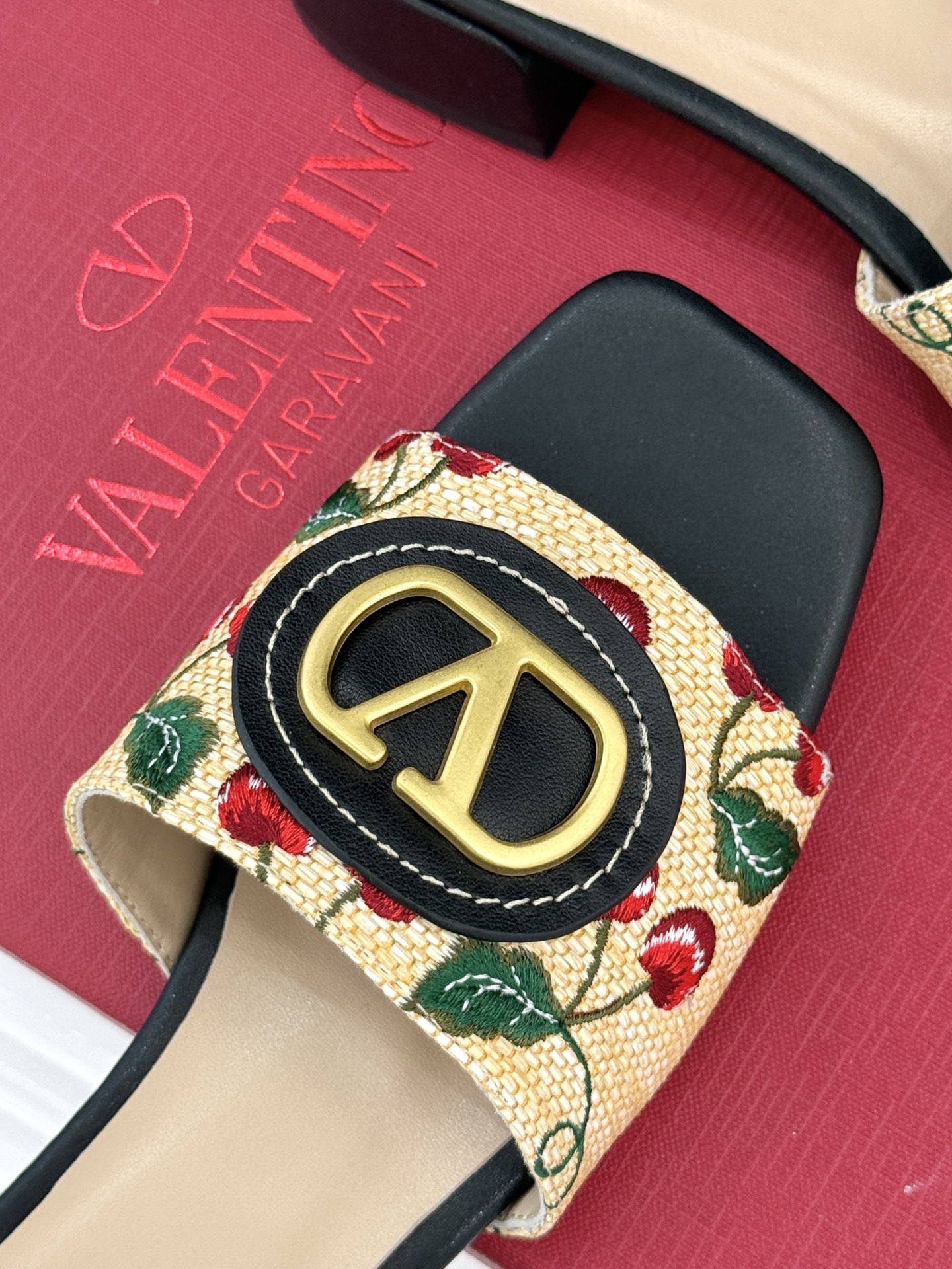 
Valentin｜华伦天伦25s春夏
新品大V 扣樱桃系列拖鞋🍒
夏天必不可少一双好看的拖鞋
这双刺绣