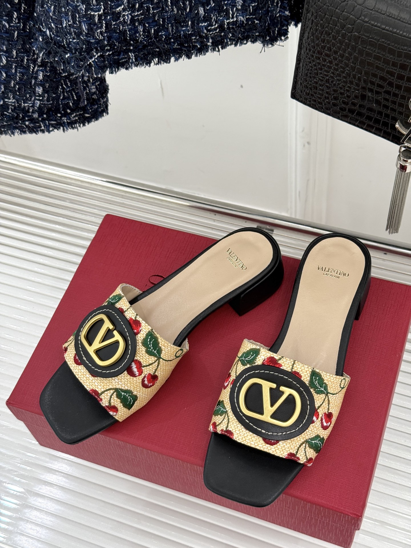 
Valentin｜华伦天伦25s春夏
新品大V 扣樱桃系列拖鞋🍒
夏天必不可少一双好看的拖鞋
这双刺绣