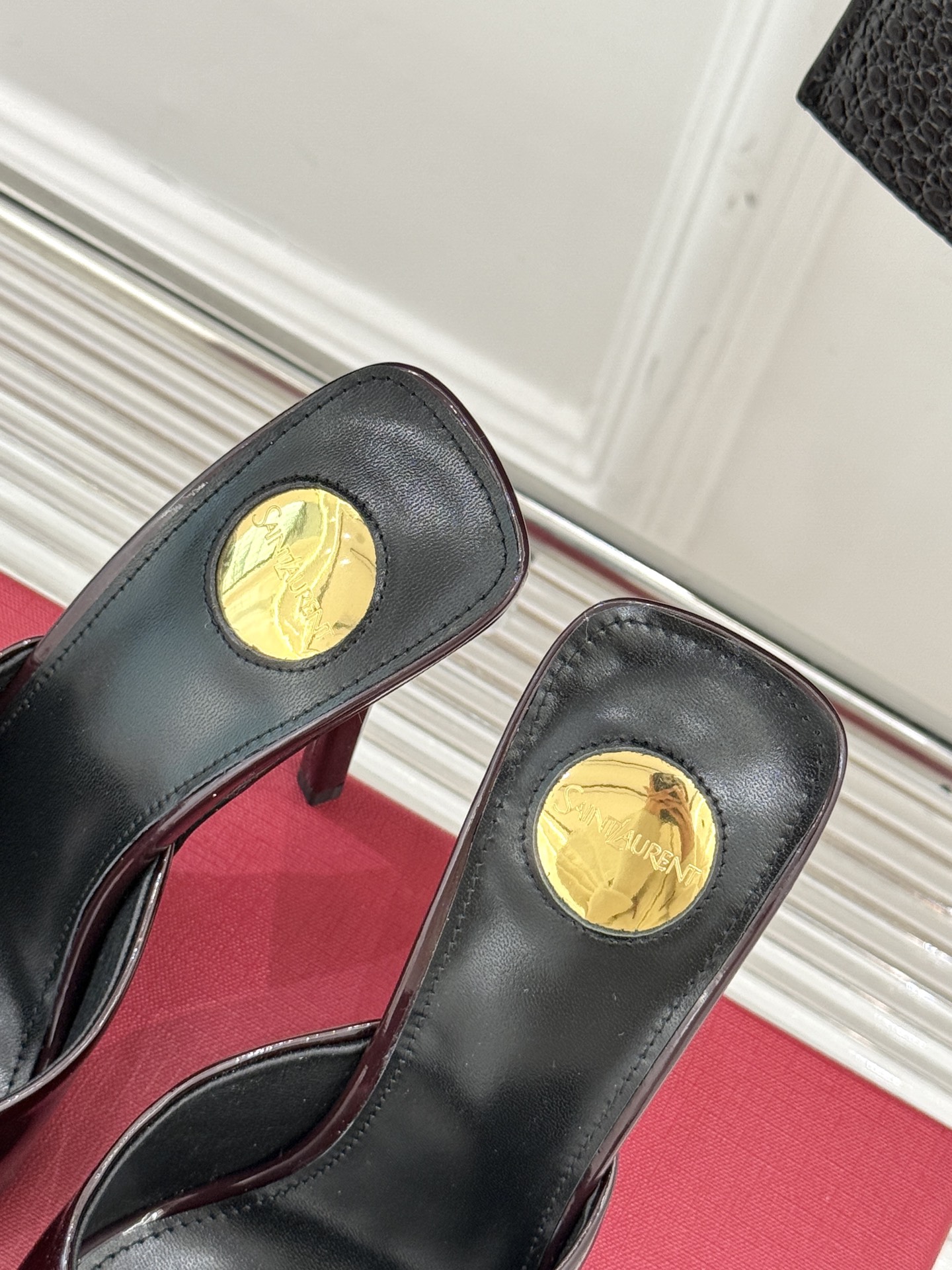 
Saint Lauren*YSL圣罗兰
25ss新品高跟拖鞋
鞋面采用进口小牛漆皮
内里踮脚混种羊皮
