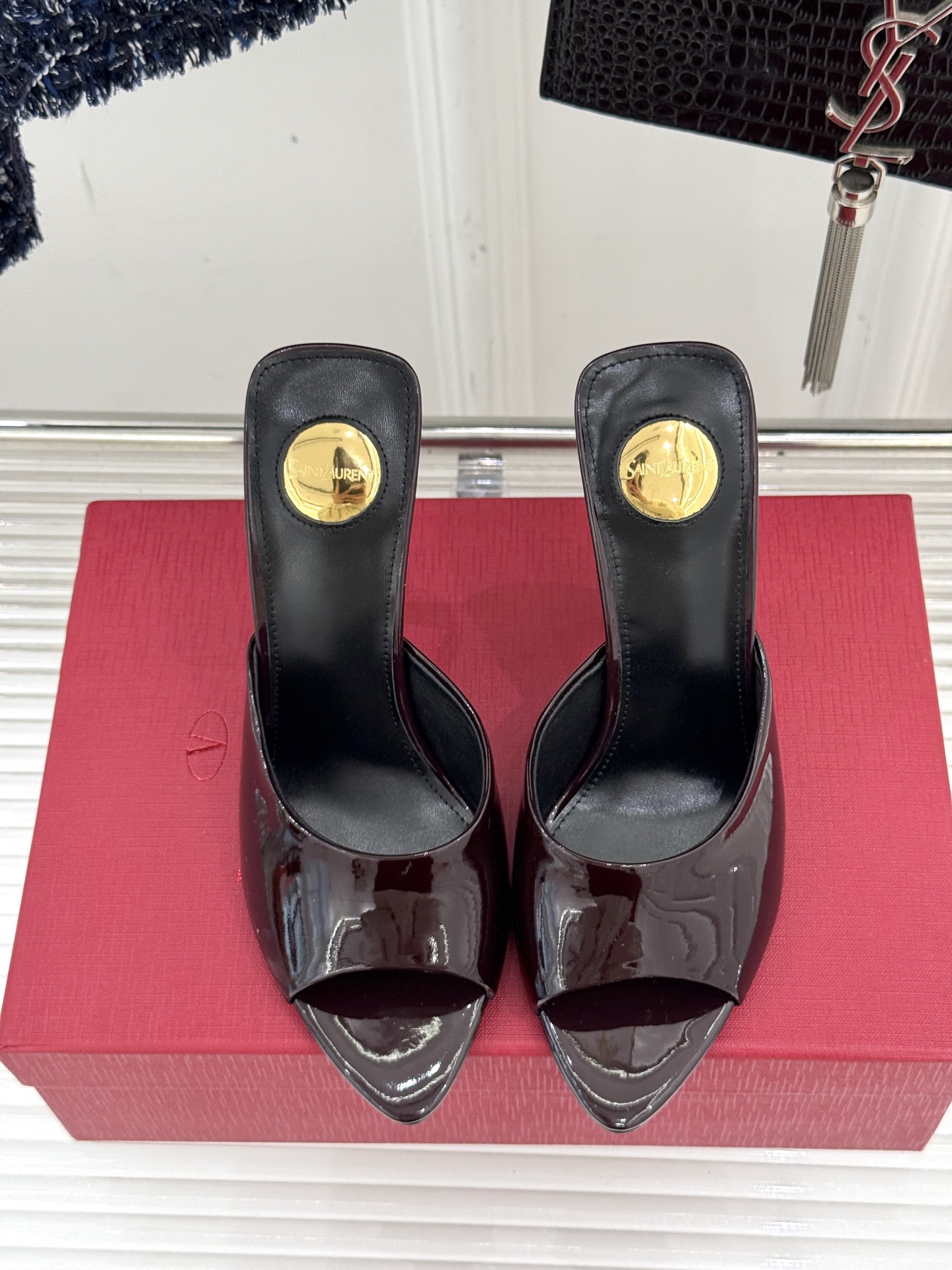 
Saint Lauren*YSL圣罗兰
25ss新品高跟拖鞋
鞋面采用进口小牛漆皮
内里踮脚混种羊皮
