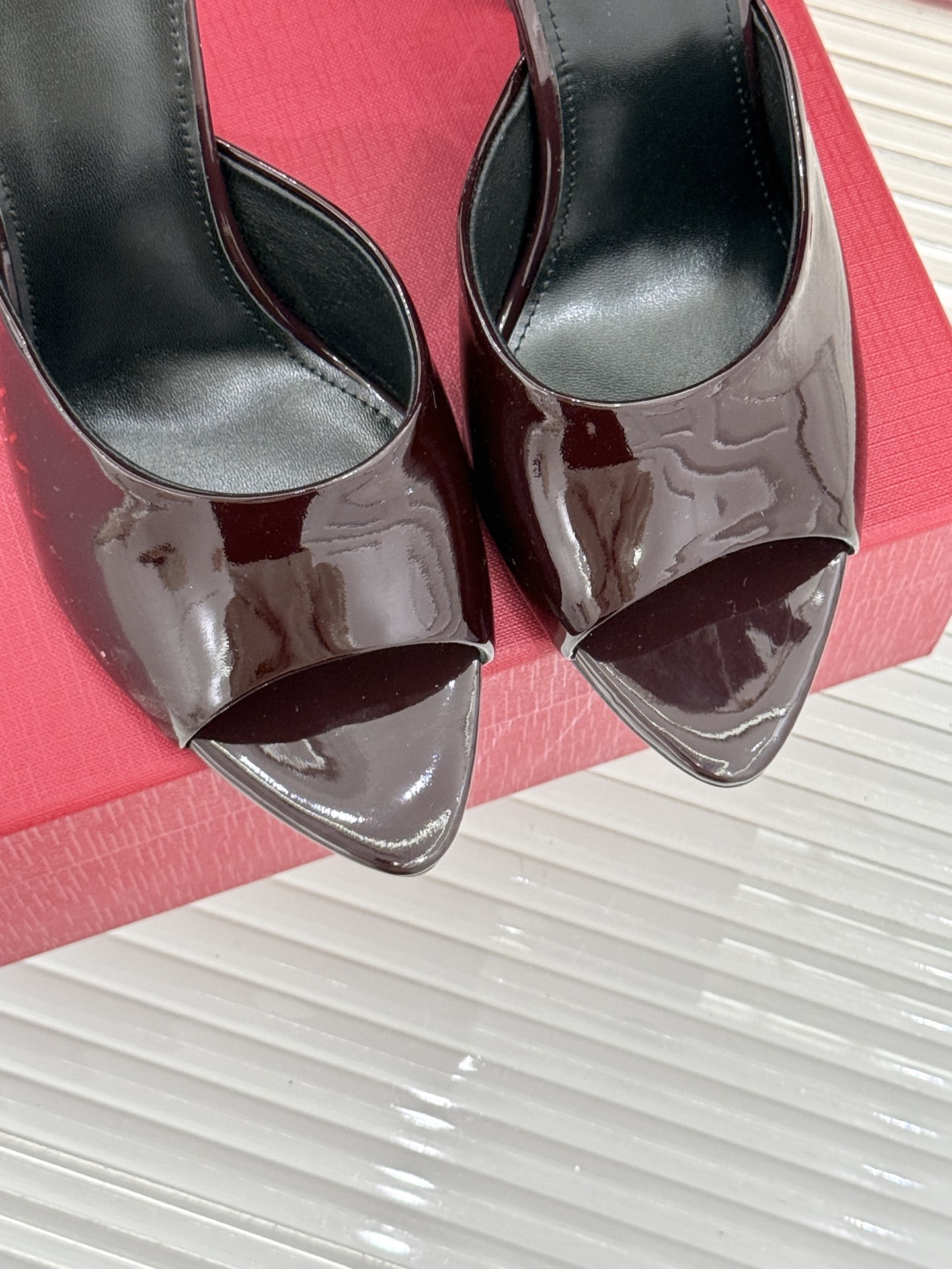 
Saint Lauren*YSL圣罗兰
25ss新品高跟拖鞋
鞋面采用进口小牛漆皮
内里踮脚混种羊皮
