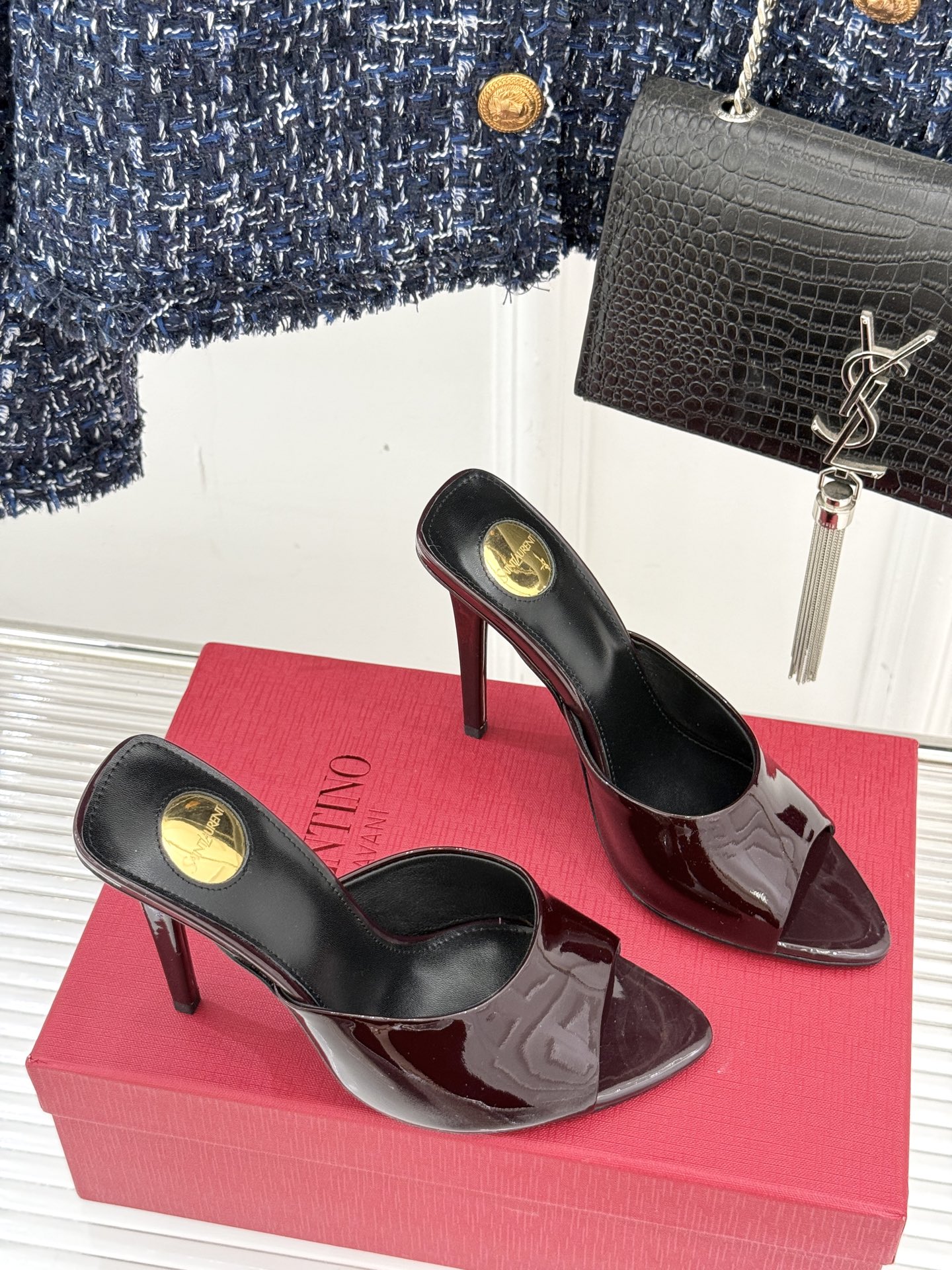 
Saint Lauren*YSL圣罗兰
25ss新品高跟拖鞋
鞋面采用进口小牛漆皮
内里踮脚混种羊皮

