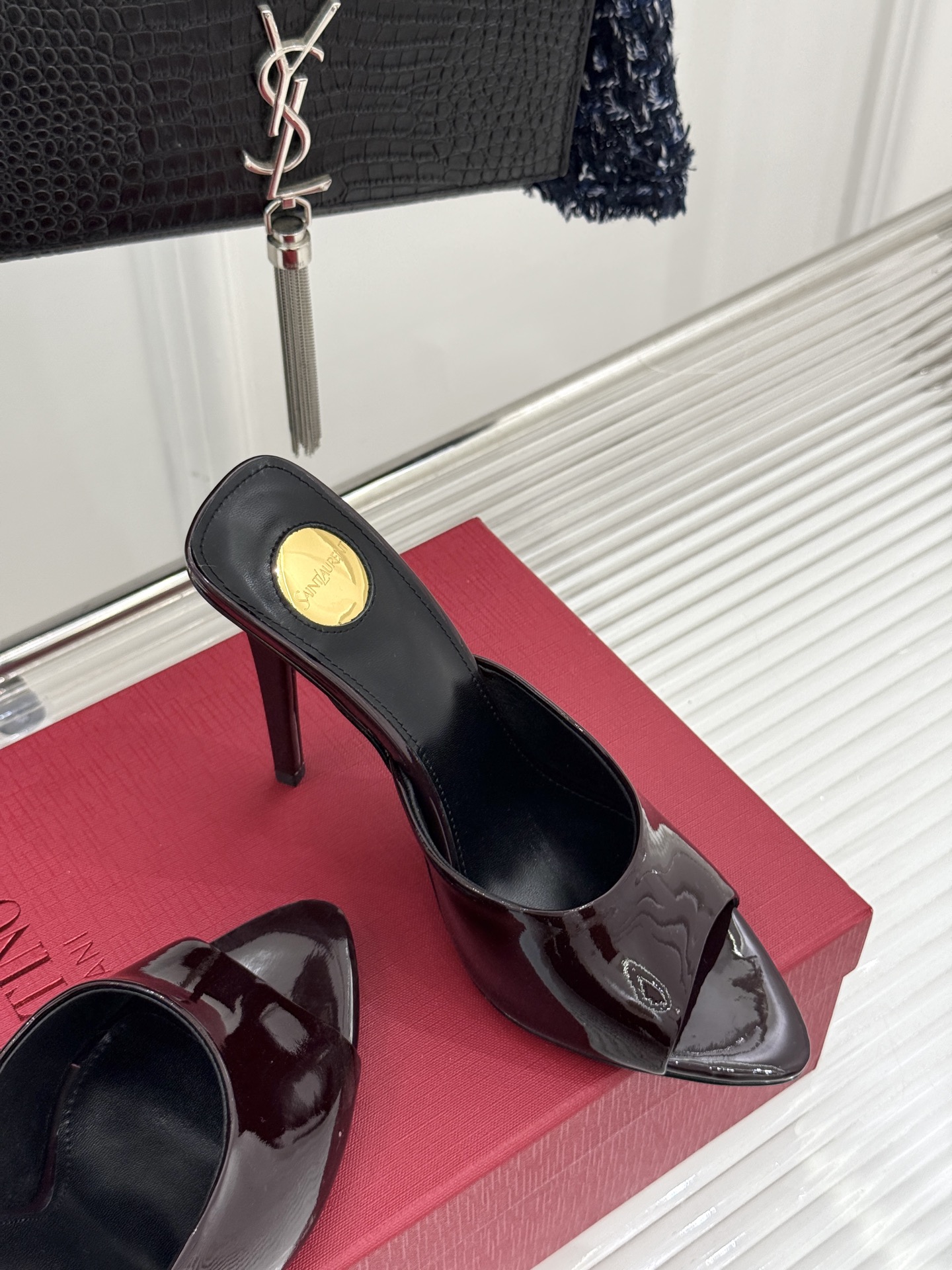 
Saint Lauren*YSL圣罗兰
25ss新品高跟拖鞋
鞋面采用进口小牛漆皮
内里踮脚混种羊皮
