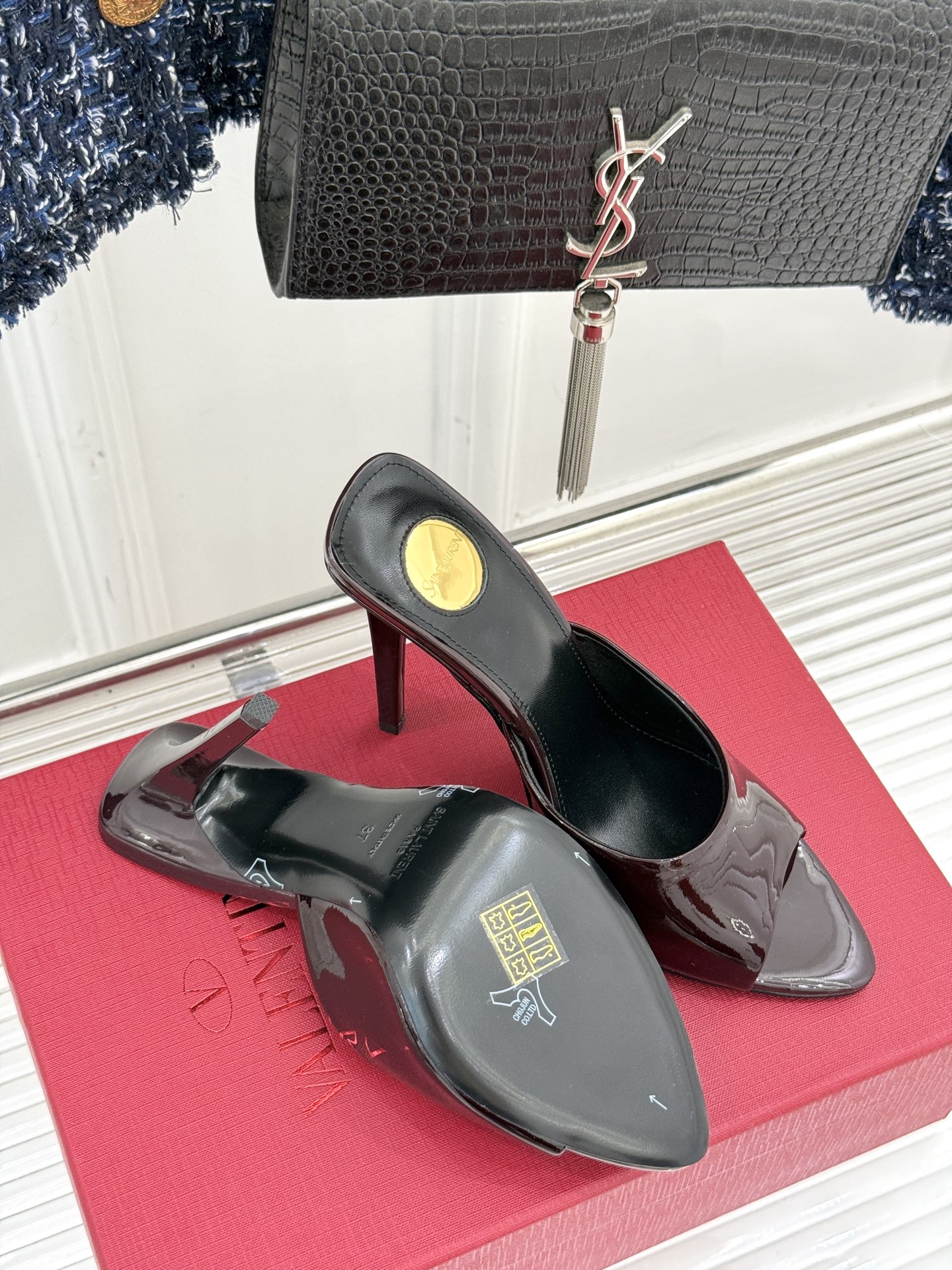 
Saint Lauren*YSL圣罗兰
25ss新品高跟拖鞋
鞋面采用进口小牛漆皮
内里踮脚混种羊皮
