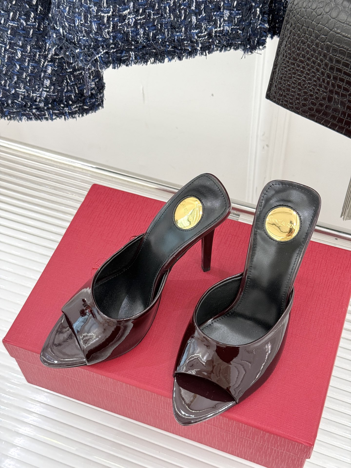 
Saint Lauren*YSL圣罗兰
25ss新品高跟拖鞋
鞋面采用进口小牛漆皮
内里踮脚混种羊皮
