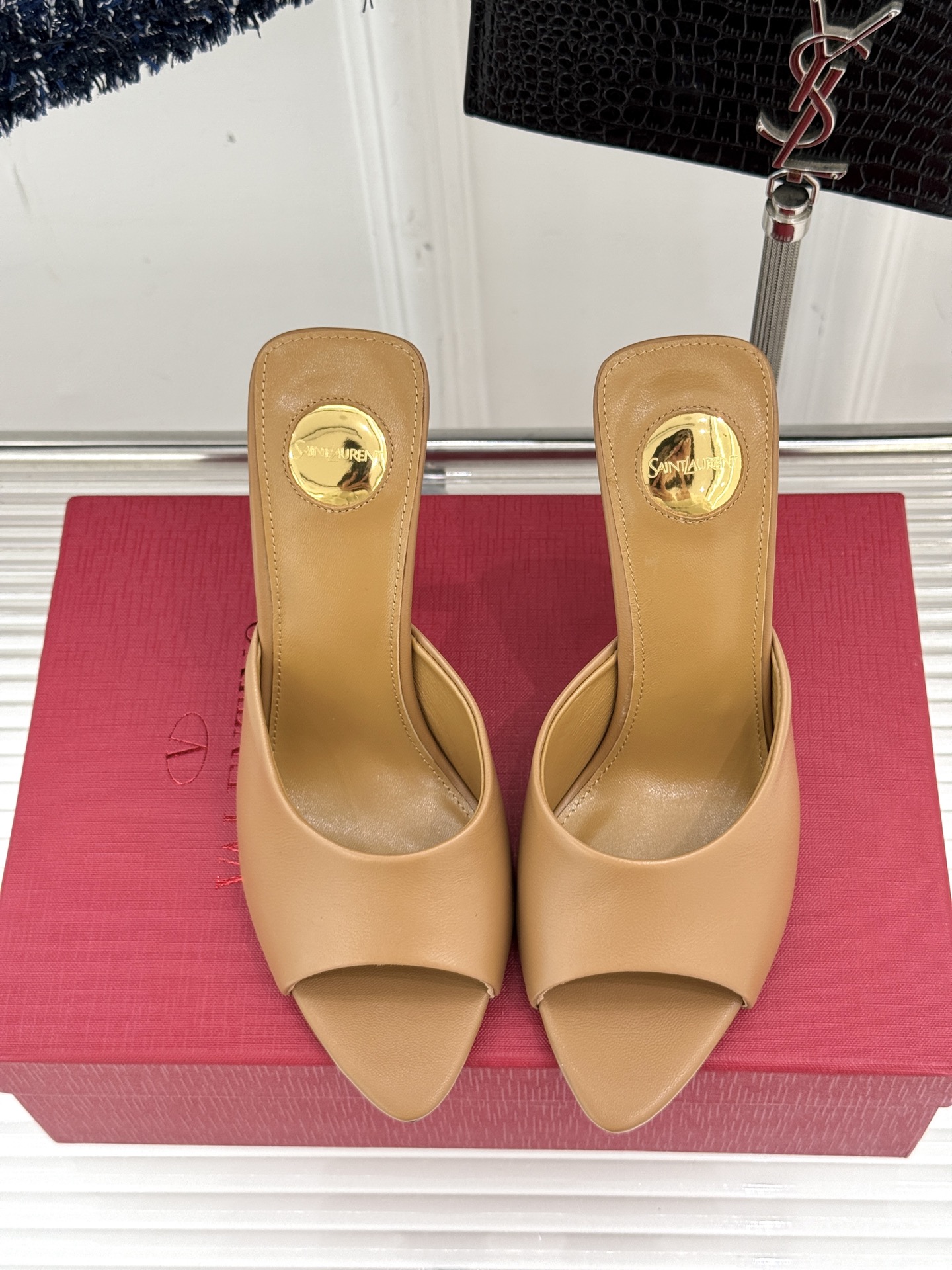 
Saint Lauren*YSL圣罗兰
25ss新品高跟拖鞋
鞋面采用进口小牛漆皮
内里踮脚混种羊皮
