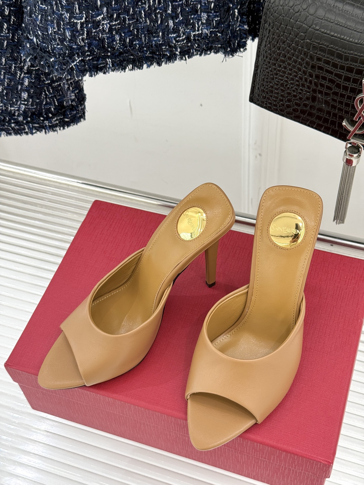 
Saint Lauren*YSL圣罗兰
25ss新品高跟拖鞋
鞋面采用进口小牛漆皮
内里踮脚混种羊皮
