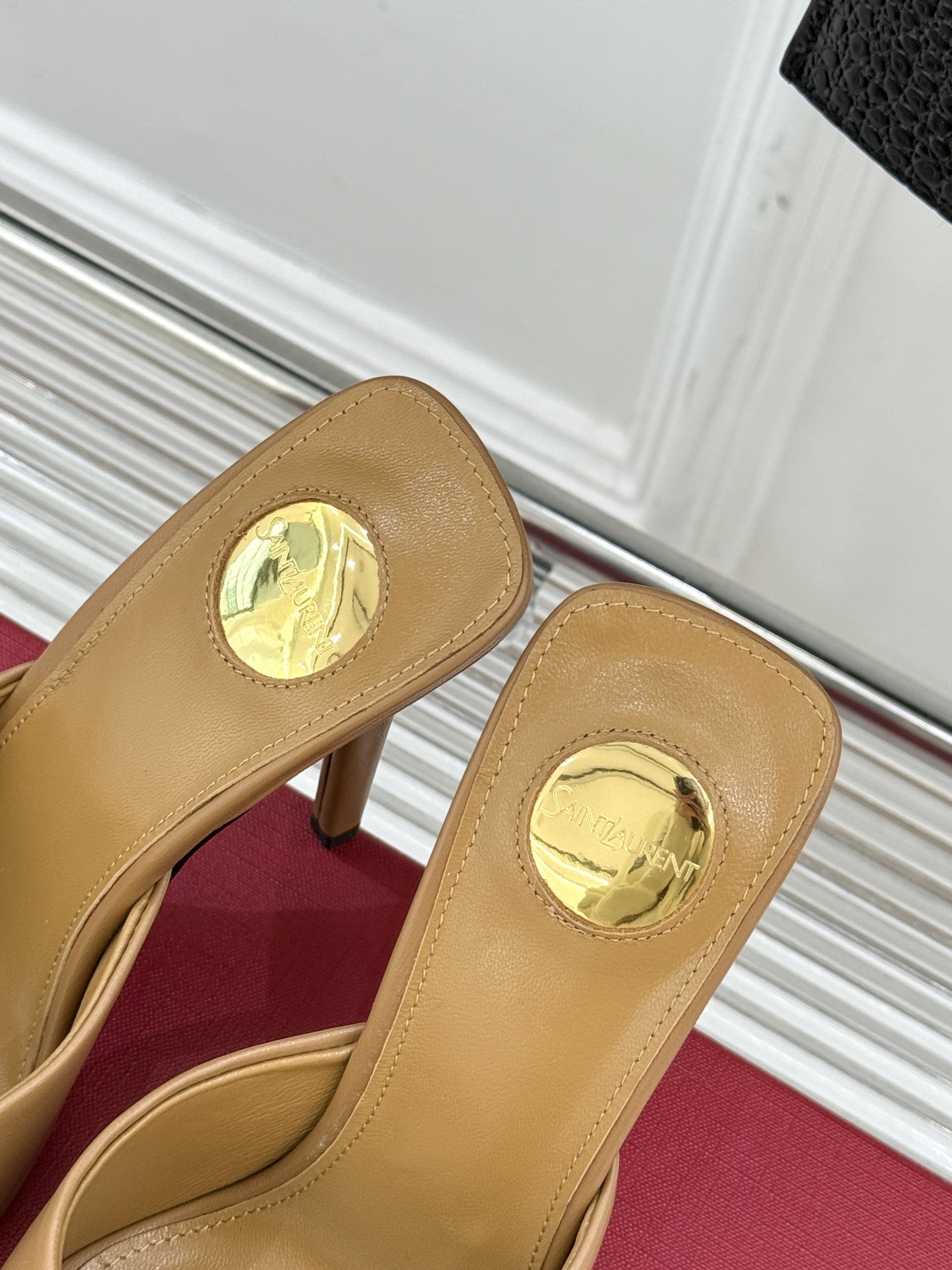 
Saint Lauren*YSL圣罗兰
25ss新品高跟拖鞋
鞋面采用进口小牛漆皮
内里踮脚混种羊皮
