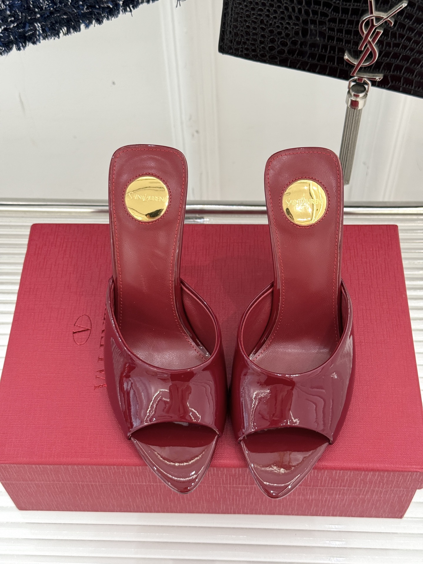 
Saint Lauren*YSL圣罗兰
25ss新品高跟拖鞋
鞋面采用进口小牛漆皮
内里踮脚混种羊皮
