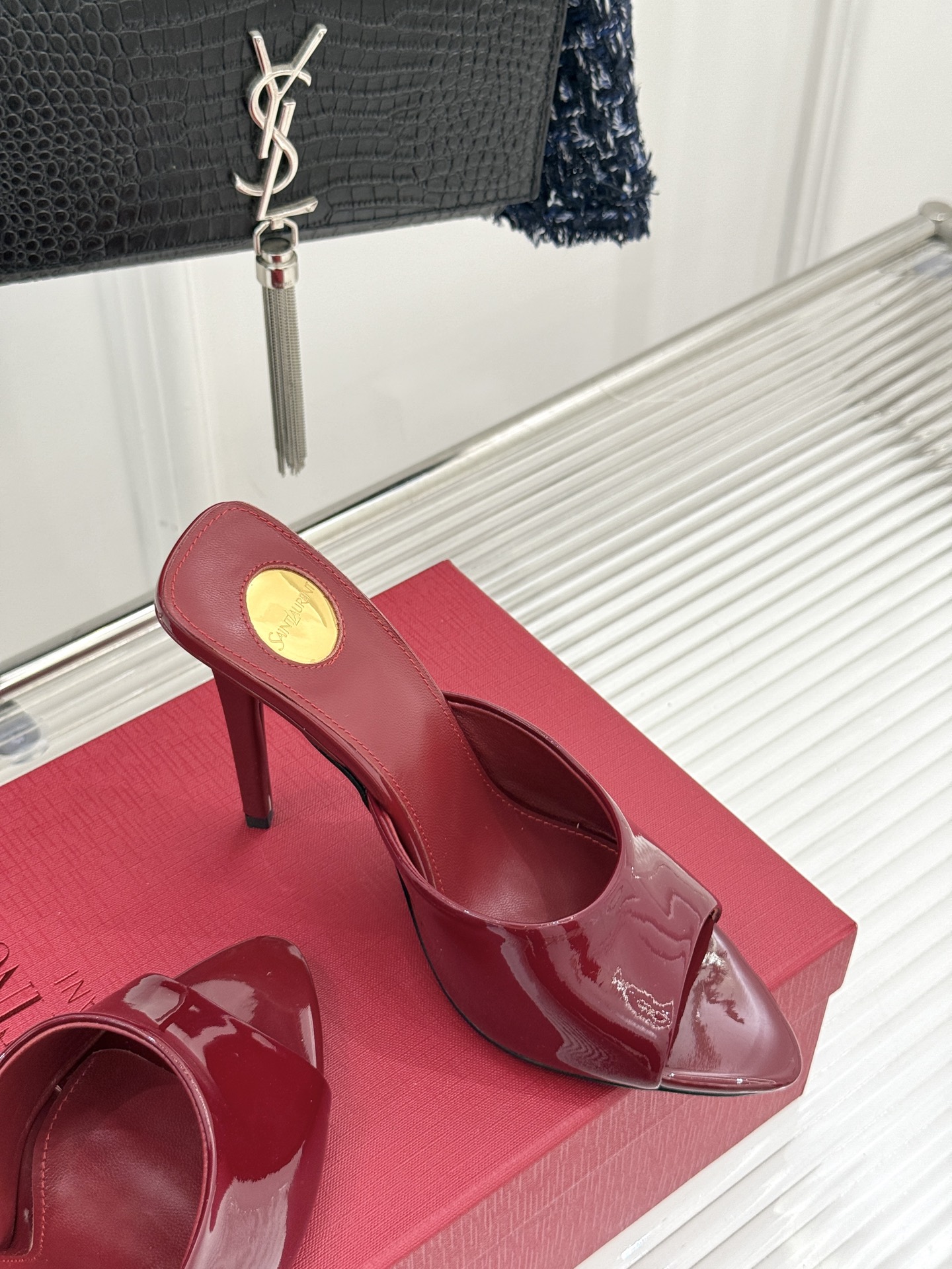
Saint Lauren*YSL圣罗兰
25ss新品高跟拖鞋
鞋面采用进口小牛漆皮
内里踮脚混种羊皮
