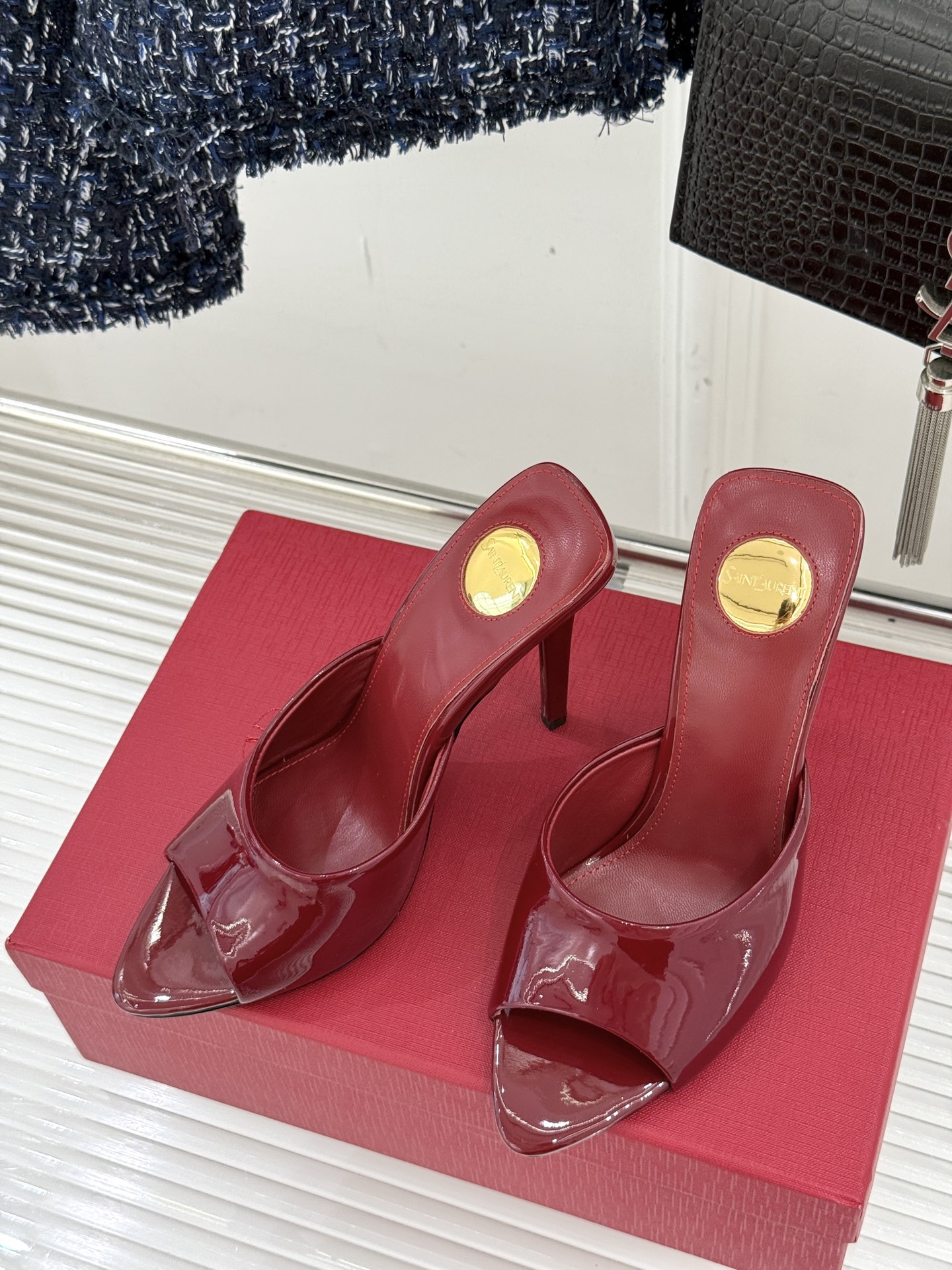 
Saint Lauren*YSL圣罗兰
25ss新品高跟拖鞋
鞋面采用进口小牛漆皮
内里踮脚混种羊皮
