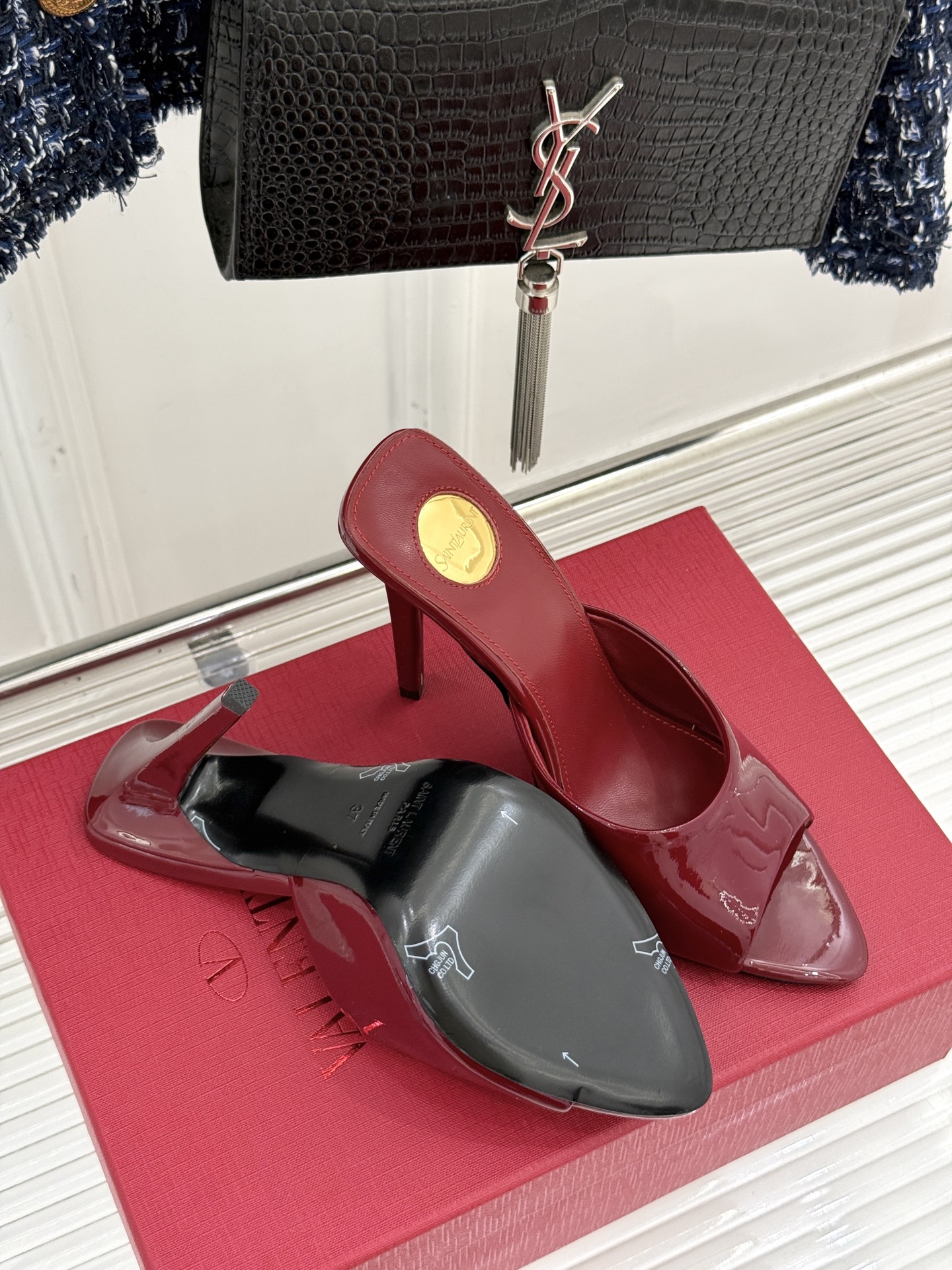 
Saint Lauren*YSL圣罗兰
25ss新品高跟拖鞋
鞋面采用进口小牛漆皮
内里踮脚混种羊皮

