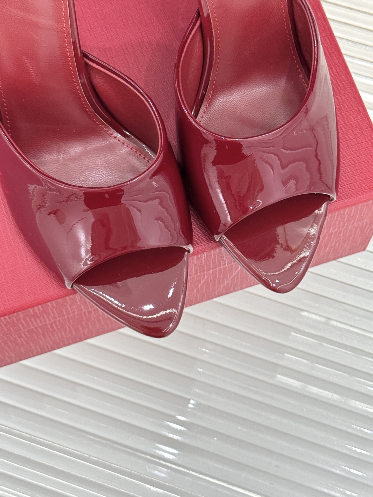
Saint Lauren*YSL圣罗兰
25ss新品高跟拖鞋
鞋面采用进口小牛漆皮
内里踮脚混种羊皮
