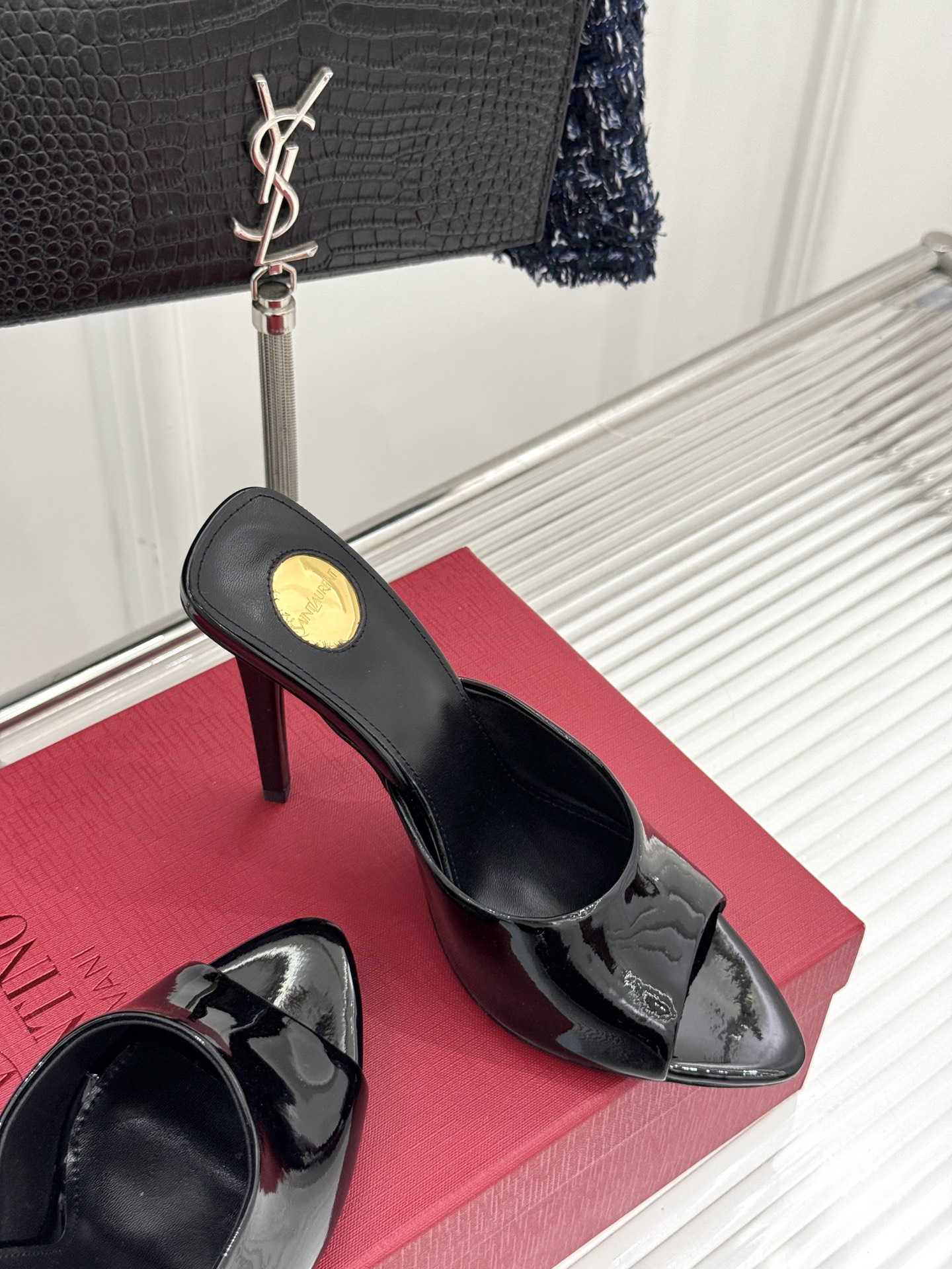 
Saint Lauren*YSL圣罗兰
25ss新品高跟拖鞋
鞋面采用进口小牛漆皮
内里踮脚混种羊皮
