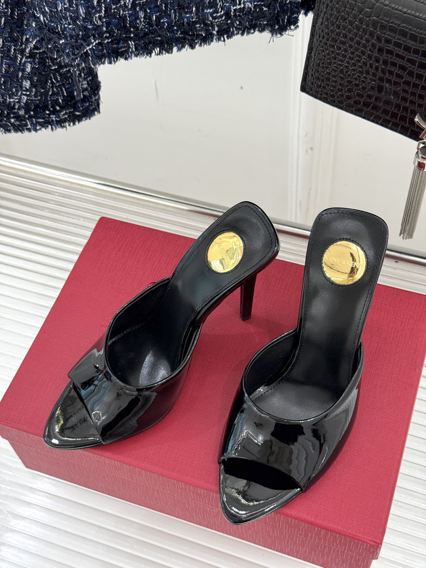 
Saint Lauren*YSL圣罗兰
25ss新品高跟拖鞋
鞋面采用进口小牛漆皮
内里踮脚混种羊皮

