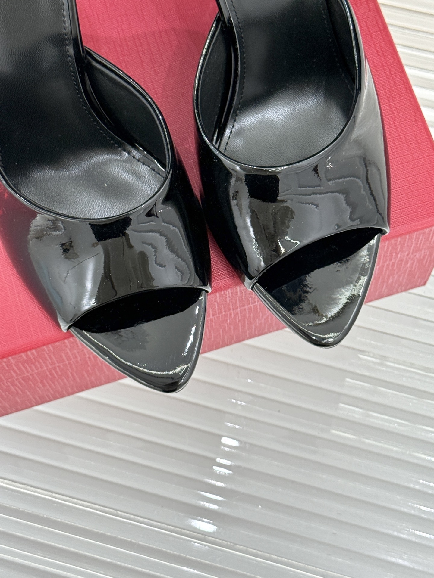 
Saint Lauren*YSL圣罗兰
25ss新品高跟拖鞋
鞋面采用进口小牛漆皮
内里踮脚混种羊皮
