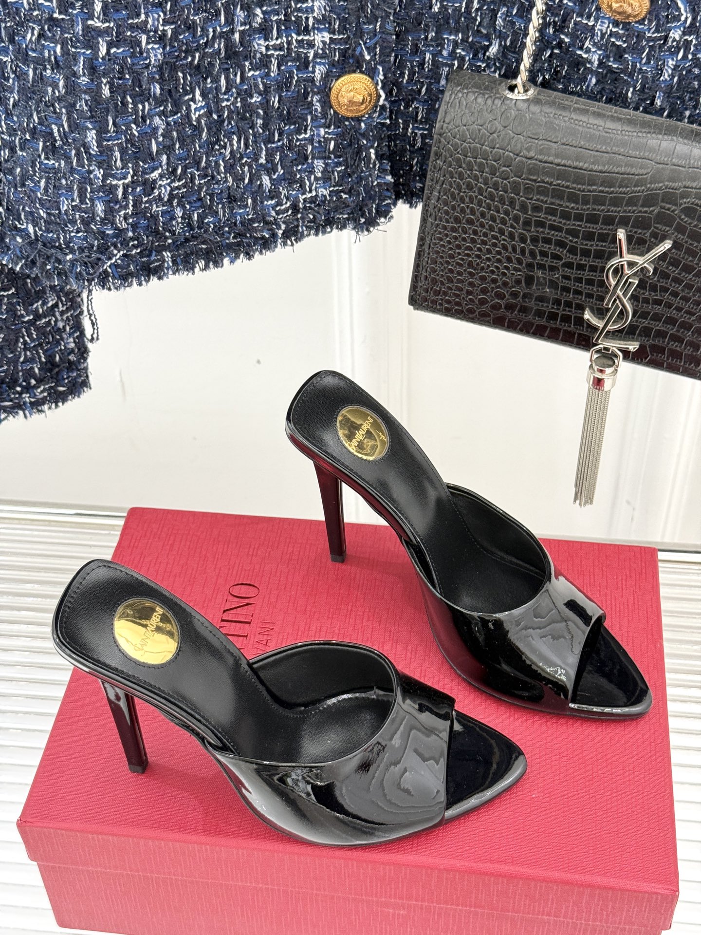 
Saint Lauren*YSL圣罗兰
25ss新品高跟拖鞋
鞋面采用进口小牛漆皮
内里踮脚混种羊皮
