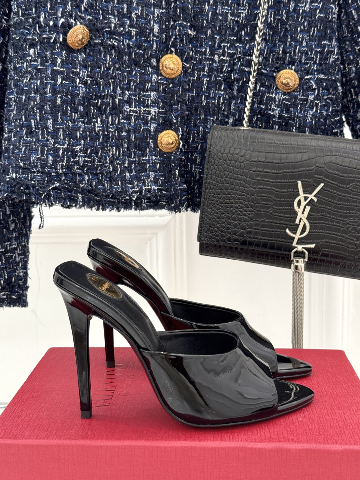 
Saint Lauren*YSL圣罗兰
25ss新品高跟拖鞋
鞋面采用进口小牛漆皮
内里踮脚混种羊皮
