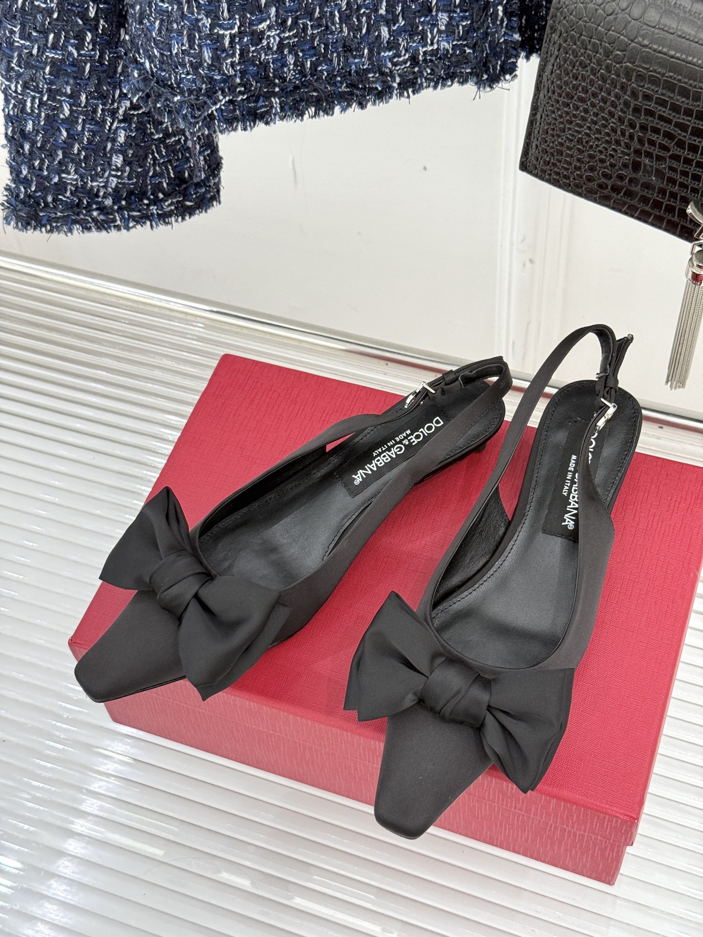 
DOLCE&GABBANA25S
春夏新品水钻蝴蝶结凉鞋
面料采用原版定制材质
内里踮脚均为羊皮
意大
