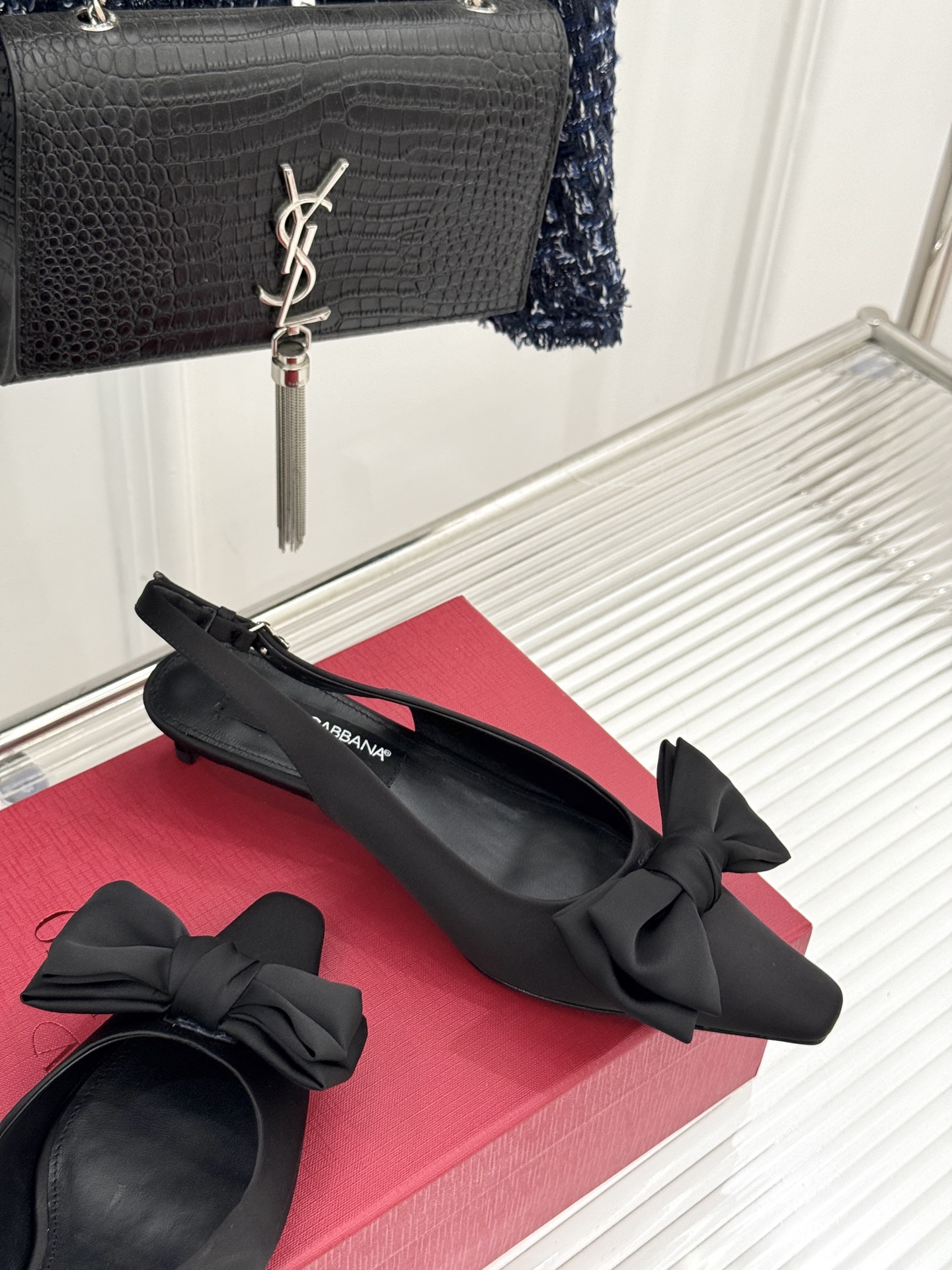 
DOLCE&GABBANA25S
春夏新品水钻蝴蝶结凉鞋
面料采用原版定制材质
内里踮脚均为羊皮
意大