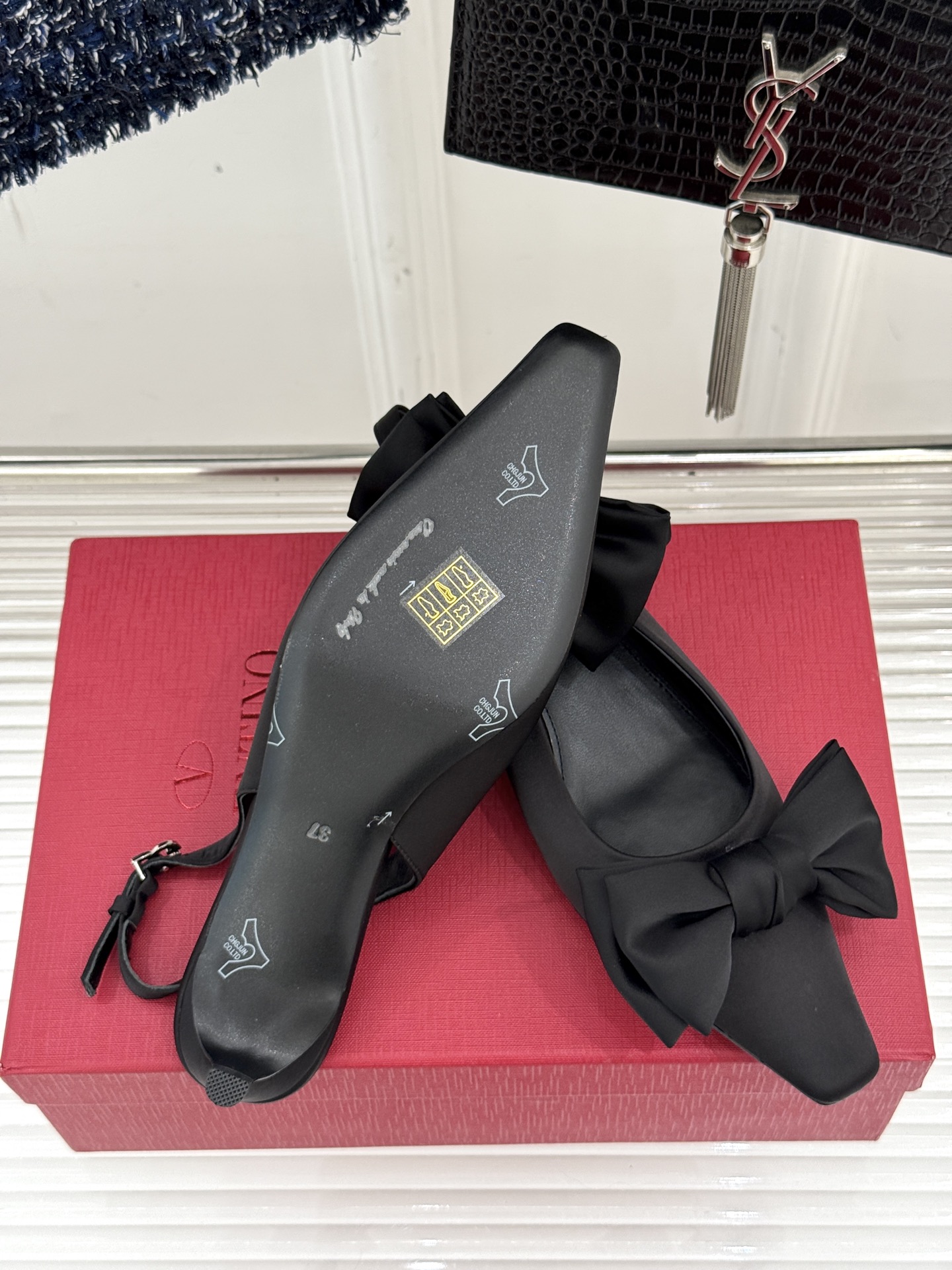 
DOLCE&GABBANA25S
春夏新品水钻蝴蝶结凉鞋
面料采用原版定制材质
内里踮脚均为羊皮
意大