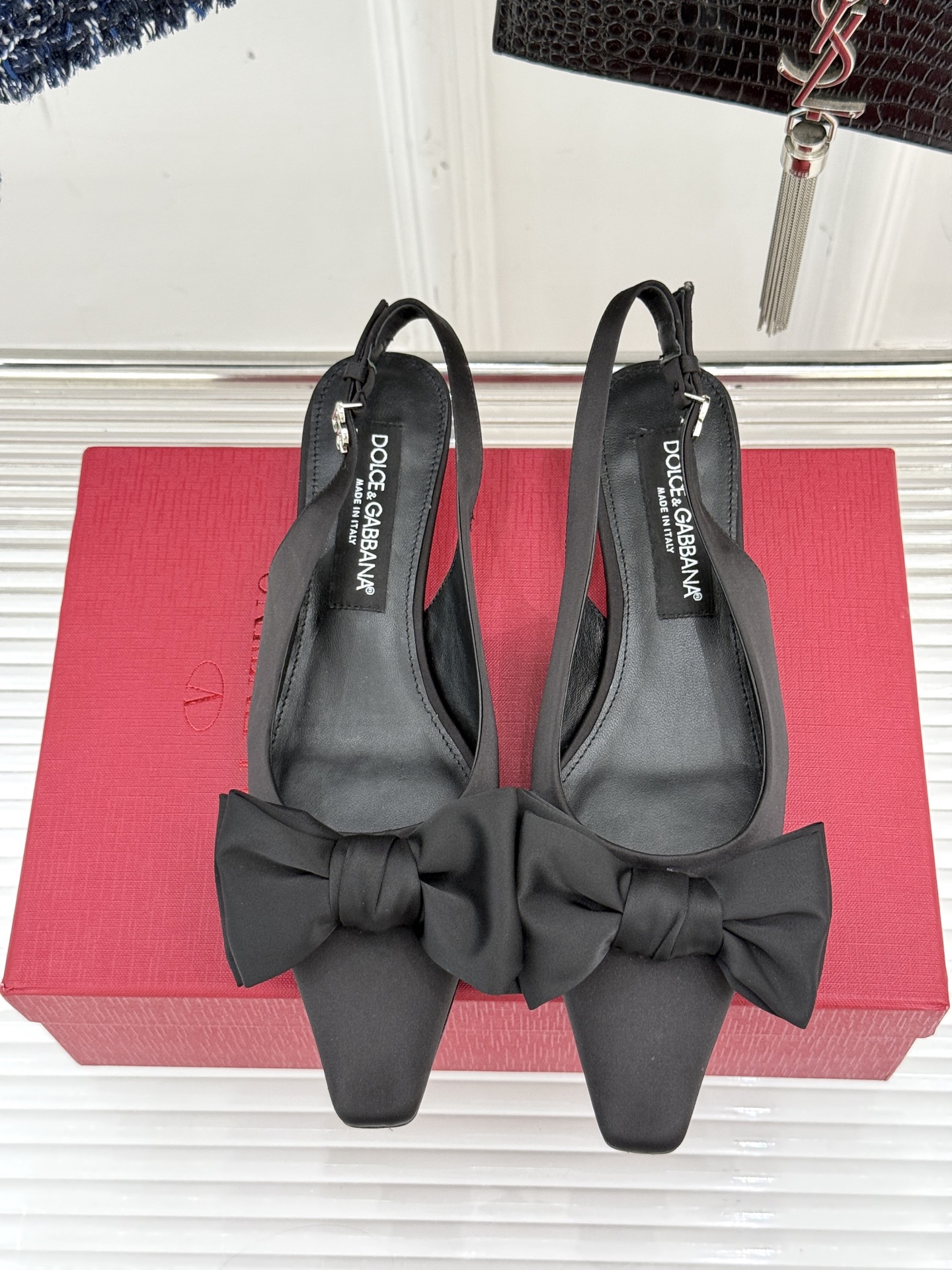 
DOLCE&GABBANA25S
春夏新品水钻蝴蝶结凉鞋
面料采用原版定制材质
内里踮脚均为羊皮
意大