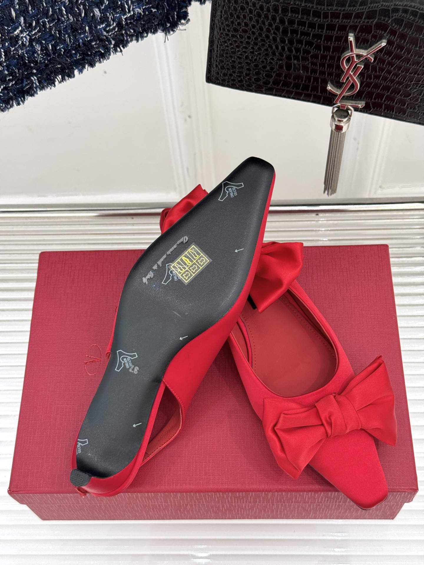
DOLCE&GABBANA25S
春夏新品水钻蝴蝶结凉鞋
面料采用原版定制材质
内里踮脚均为羊皮
意大