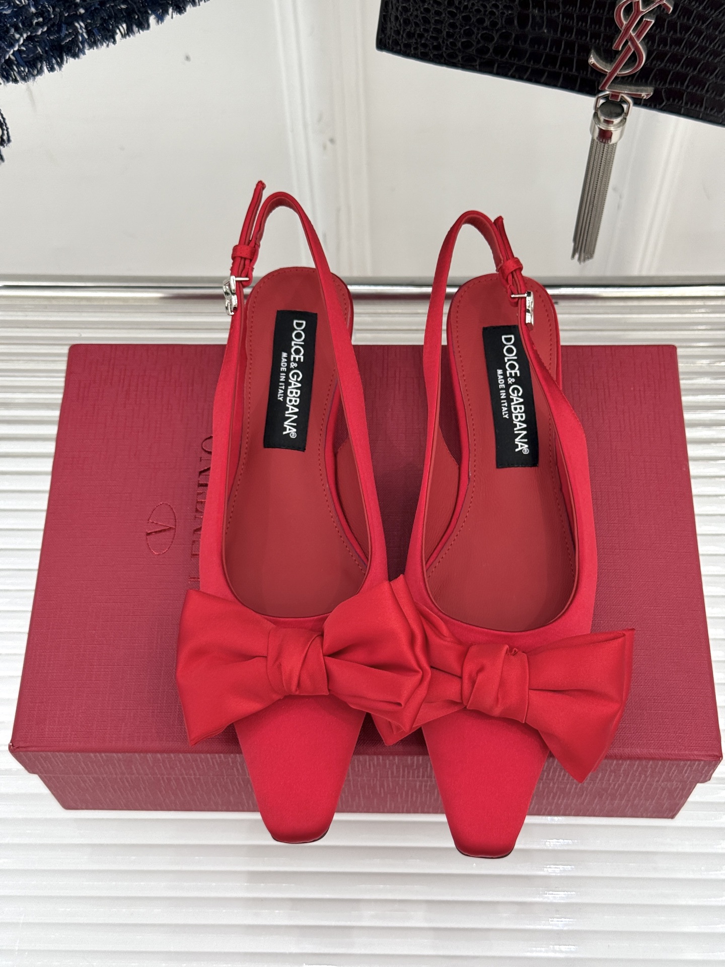 
DOLCE&GABBANA25S
春夏新品水钻蝴蝶结凉鞋
面料采用原版定制材质
内里踮脚均为羊皮
意大