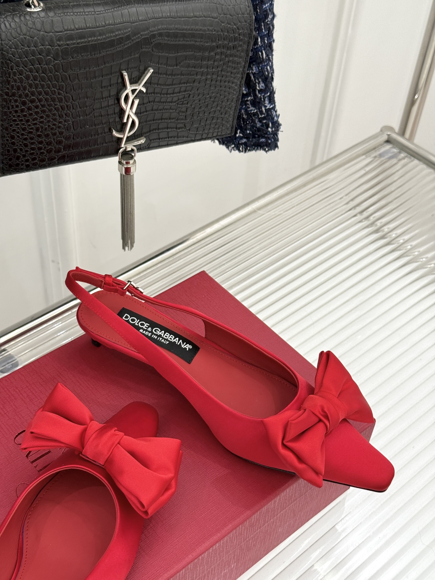 
DOLCE&GABBANA25S
春夏新品水钻蝴蝶结凉鞋
面料采用原版定制材质
内里踮脚均为羊皮
意大