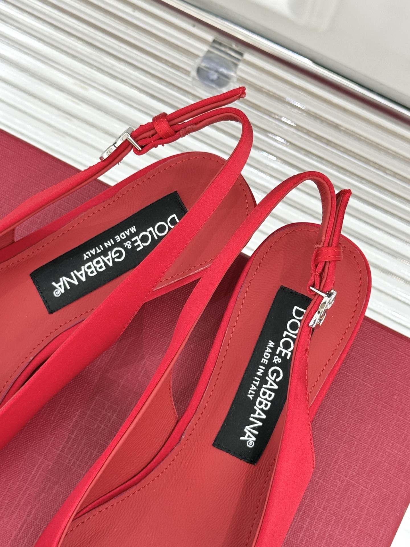 
DOLCE&GABBANA25S
春夏新品水钻蝴蝶结凉鞋
面料采用原版定制材质
内里踮脚均为羊皮
意大